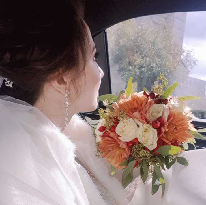 Невеста с букетом из оранжевых георгинов, шиповника и белых роз. Автор букета Маргарита Гладкова