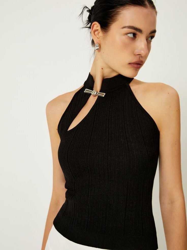 Топ с ассиметричным выбезом и металлической брошью