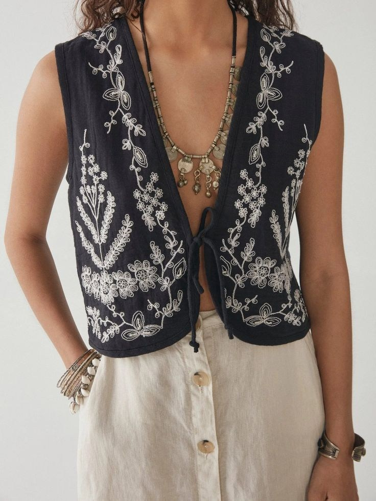 Свободная жилетка свободного кроя с природным орнаментом на завязке