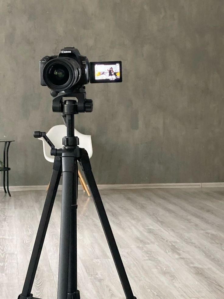 парень говорит по телефону на фоне моря