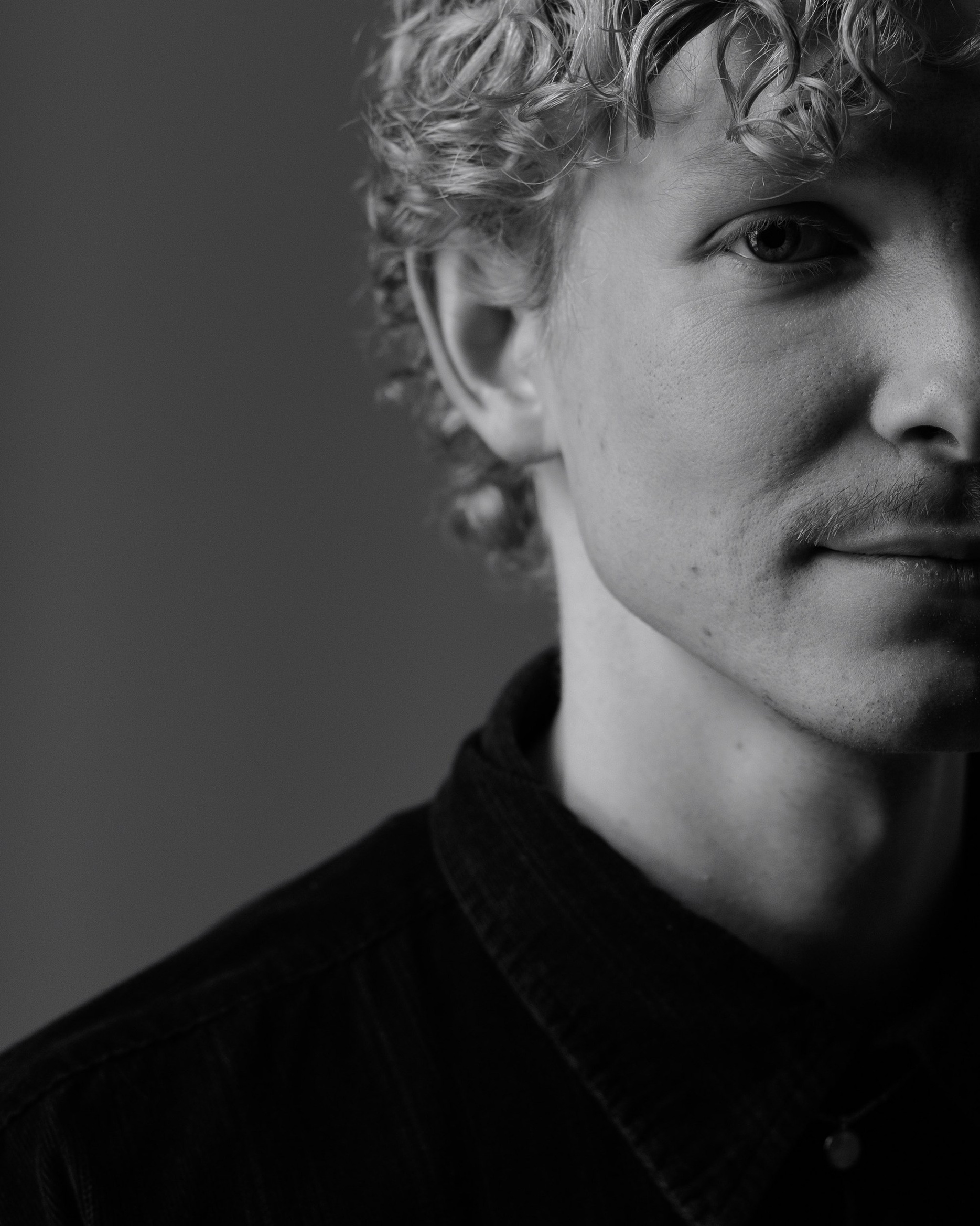 Фотосессия в студии, черно-белый портрет