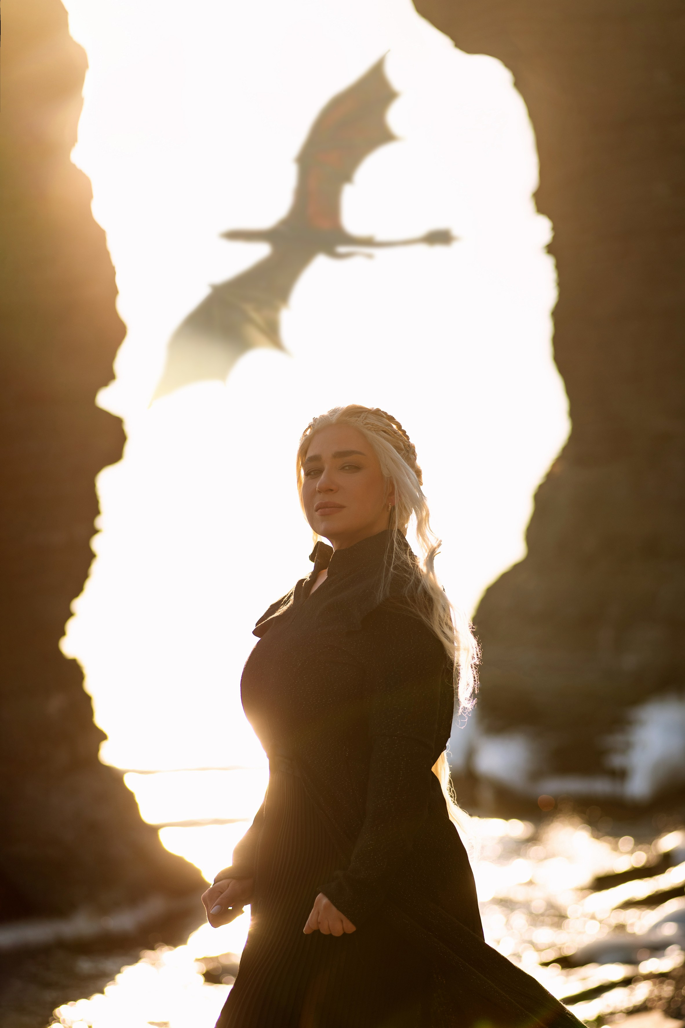 Сказочный фотограф Далишнева ксения - портрет дейнерис таргариен с летящим драконом на заднем плане