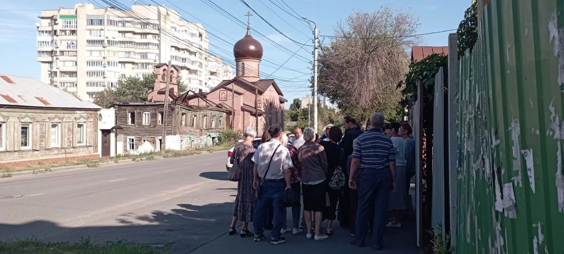 Клирик благочиния провел экскурсию по храмам и часовням Николаевской улицы. Северное благочиние Саратовской епархии