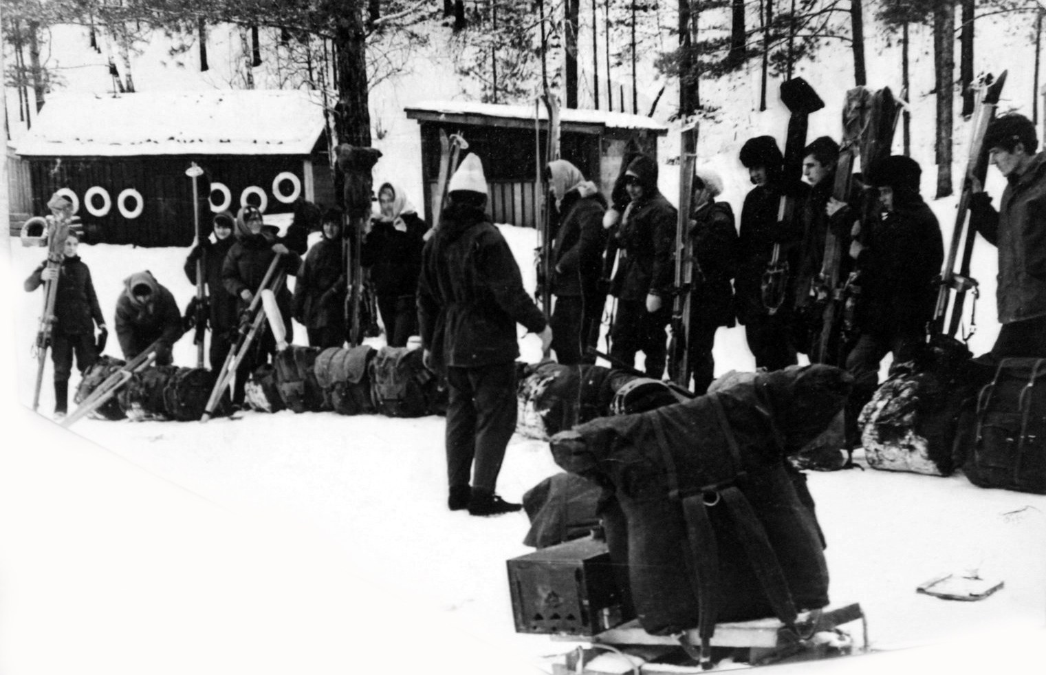 Участники туристического похода преодолевают горный перевал на лыжах