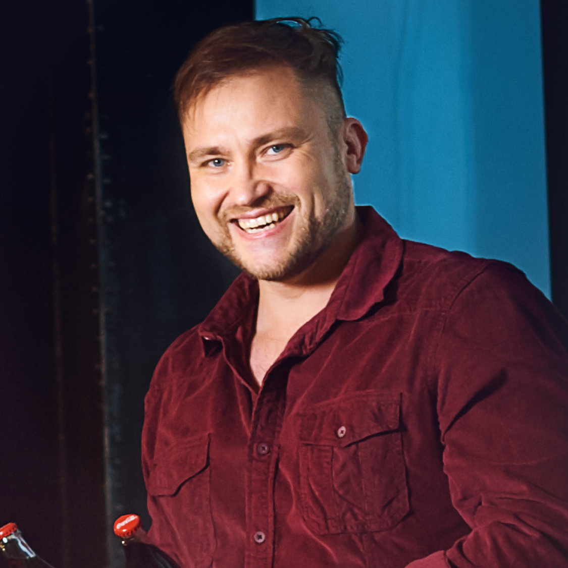 лучший эротический фотограф ню в Самаре и Сургуте MikeSafin красиво улыбается