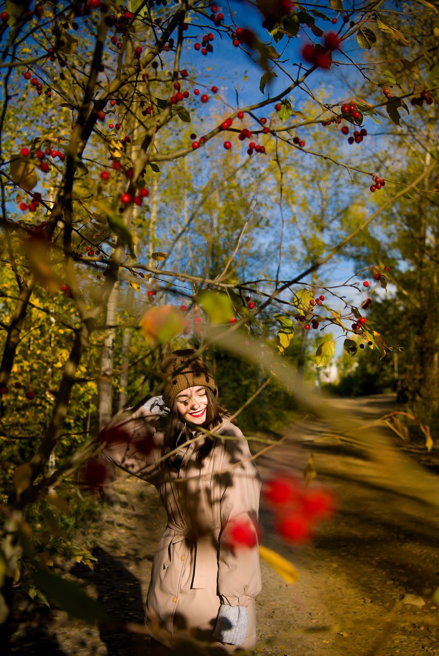 Осенняя фотосессия девушки у ранетки