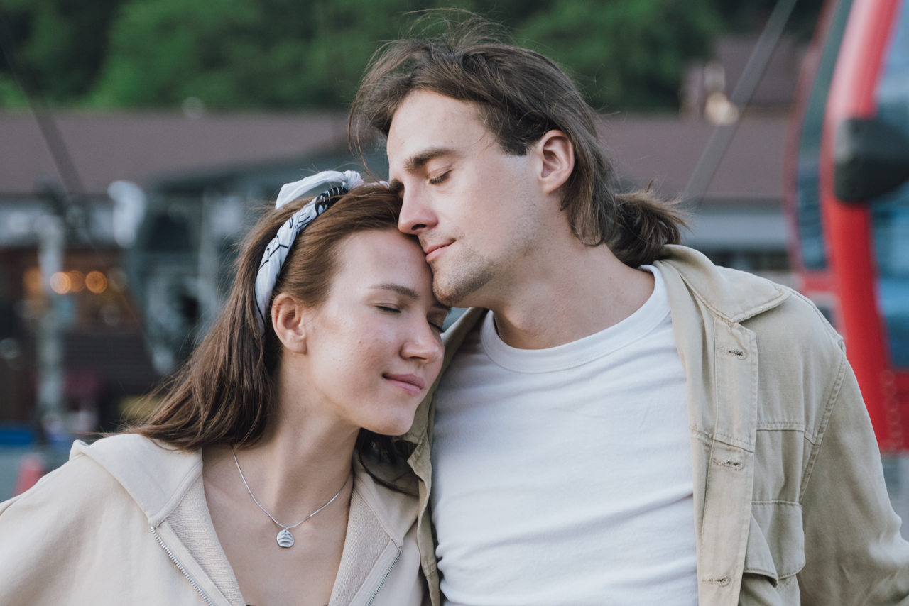 Кадр по пояс напротив канатной дороге