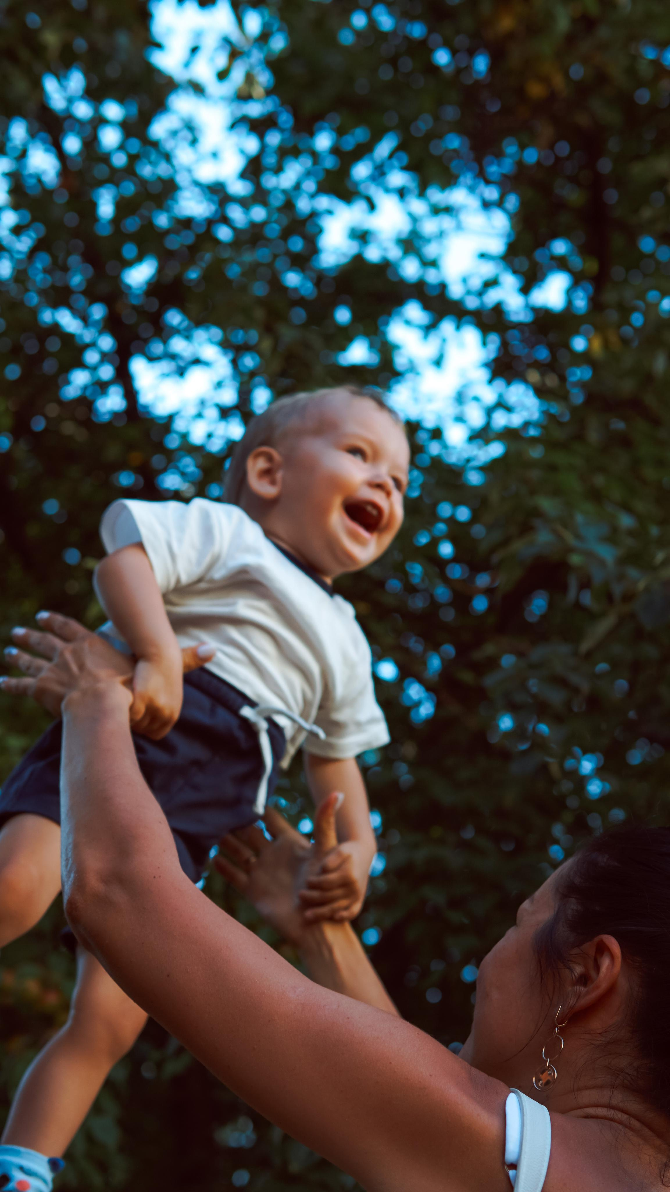 Портрет девушки с летящими волосами в черно белом цвете