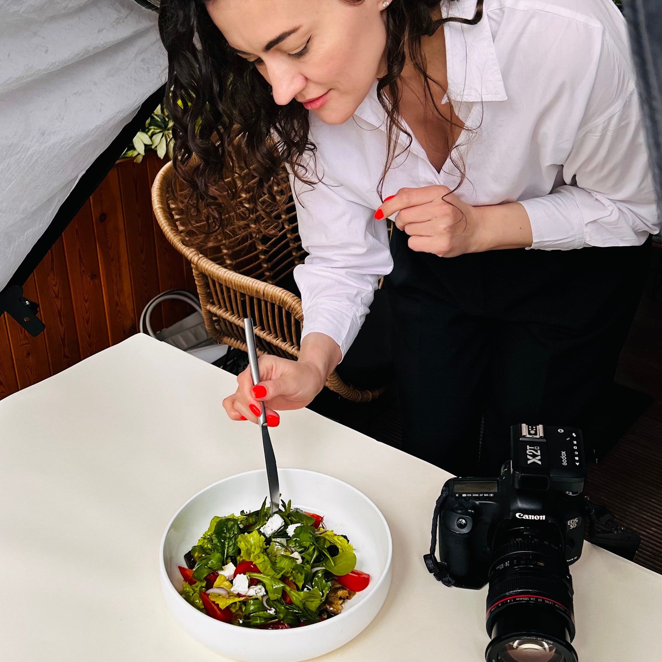 лучший фуд-фотограф в Краснодаре создает композицию перед съёмкой
