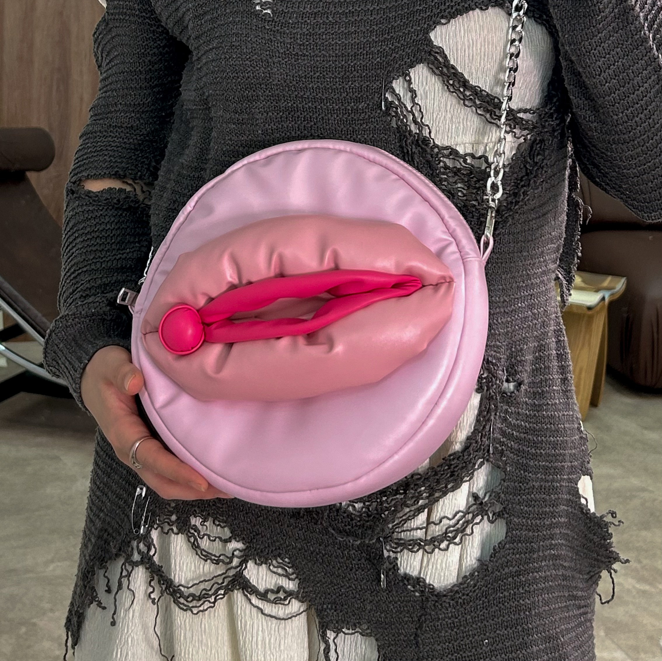 Сумка-piska. Нейрокреатор и AI-преподаватель Лена Капуцин