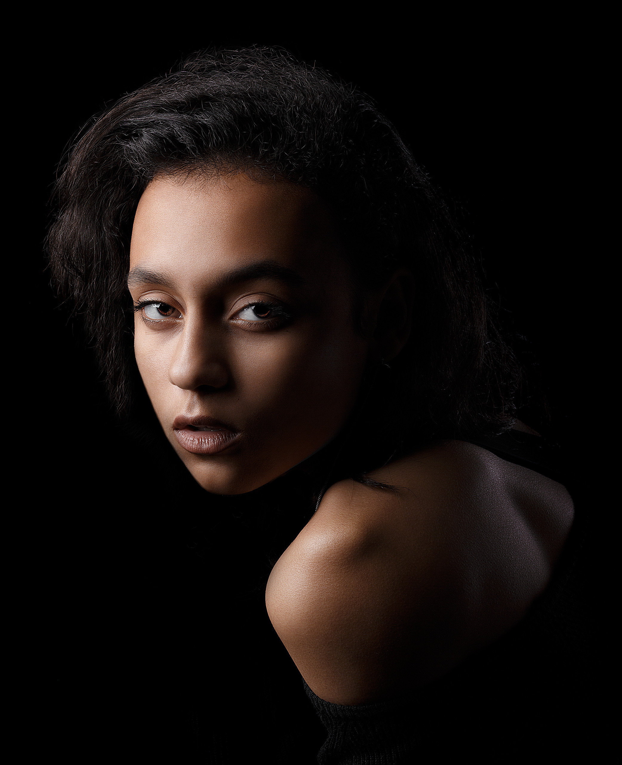 Студийная фотография темнокожей девушки
