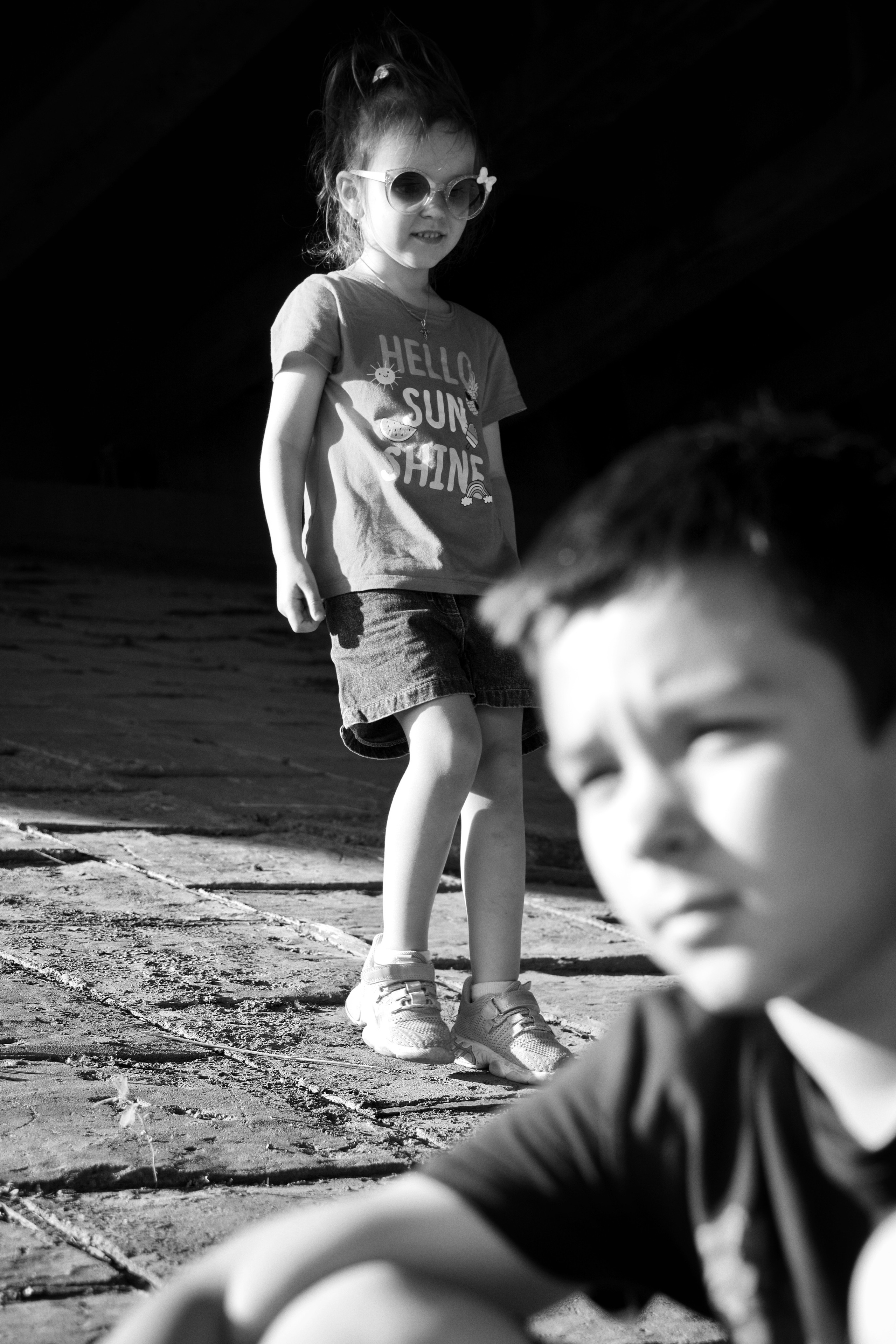 мальчик и девочка на прогулке