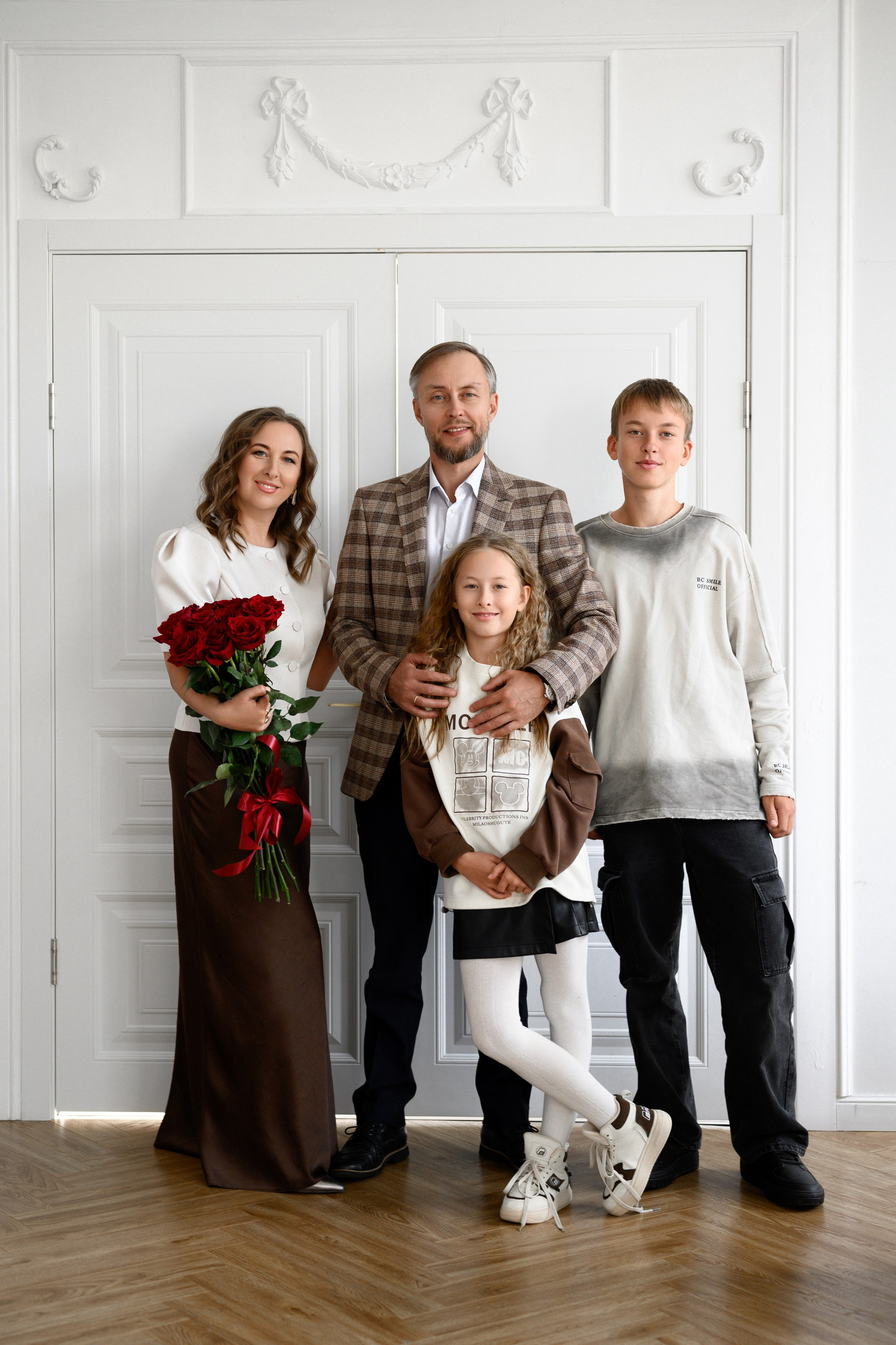 Семейная фотосессия на природе в Красноярске: захватывающие моменты с близкимиЖивописная природа Красноярска становится идеальным фоном для семейной фотосессии. Собравшись на природе с вашими близкими, вы можете запечатлеть незабываемые моменты, которые останутся в памяти на долгие годы.Выбрав опытного фотографа семейного формата в Красноярске, вы получите профессиональные снимки, которые передадут тепло и радость, царящие в вашей семье. Узнавайте новые уголки города, загадочные лесные тропы или живописные берега реки Енисей вместе со своими близкими, под руководством опытного специалиста.Семейная фотосессия на природе в Красноярске - это не только возможность сохранить важные моменты в жизни вашей семьи, но и провести время весело и увлекательно. Каждое фото станет неповторимым шедевром, который будет радовать вас и ваших близких, принося в серые будни яркие воспоминания о приключении на природе.