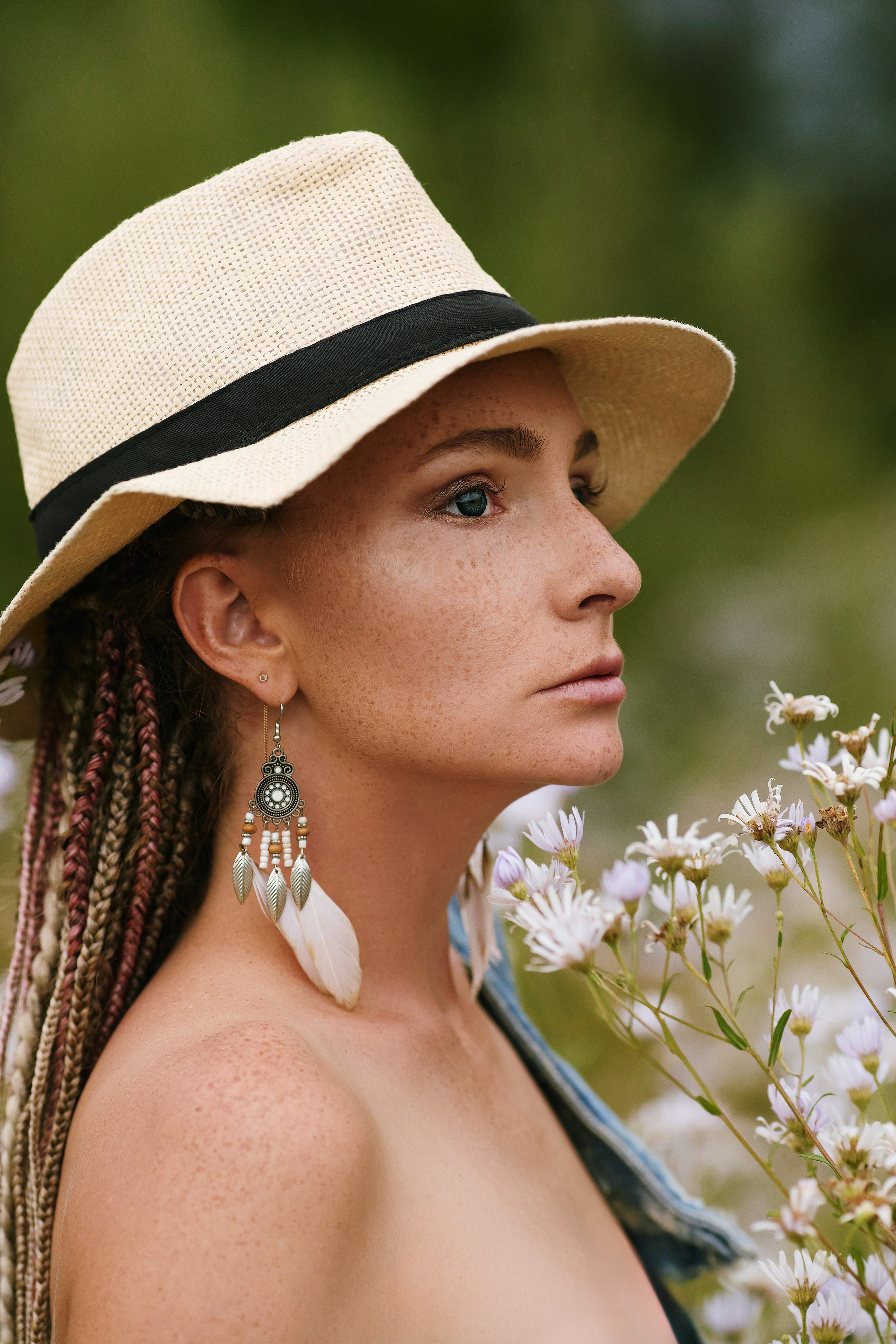 Творческий путь фотографа начинается с простых шагов! Например, со съёмки красивых портретов для женщины в шляпе на фоне цветов