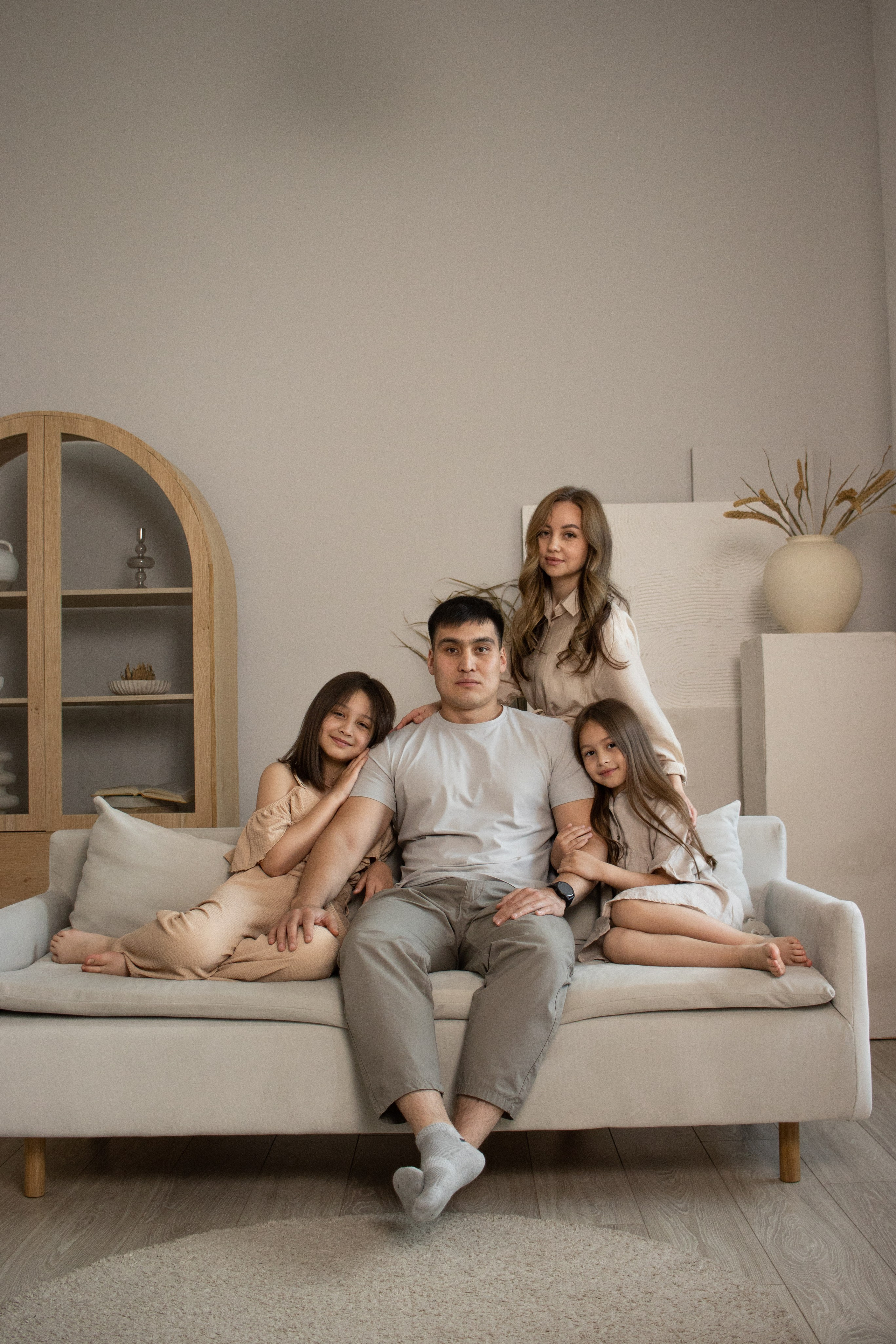 семейная фотосессия, фотопрогулка, life style фотосессия, мама дочь переходят дорогу по пешеходному переходу