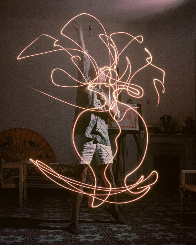 Эксперименты Пабло Пикассо с рисованием светом на фото Gjon Mili, 1949 год