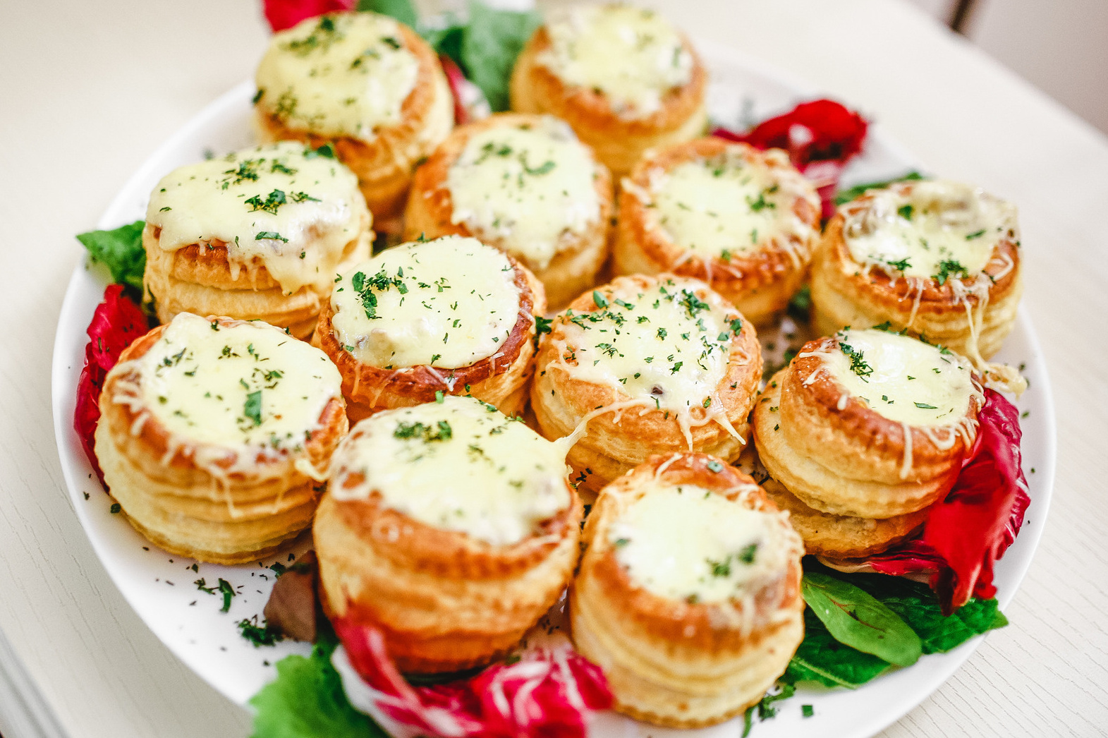 Горячая банкетная закуска Волованы с грибами в сливочном соусе , жульен 