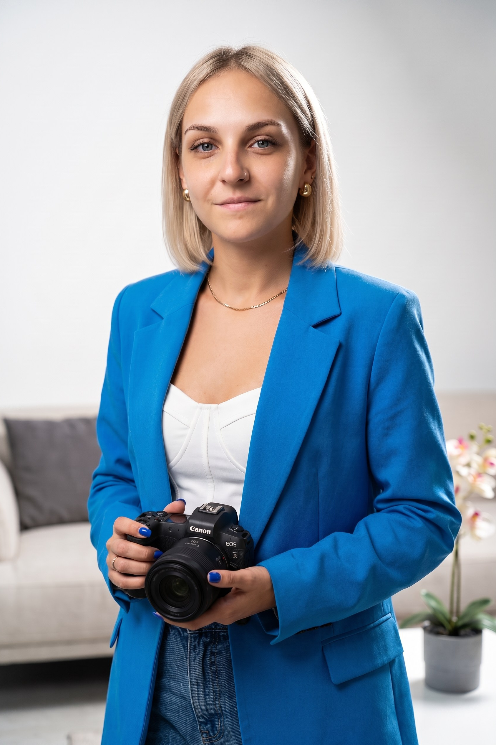Портрет фотографа в синем пиджаке с фотоаппаратом в руках, студийный снимок — Москва