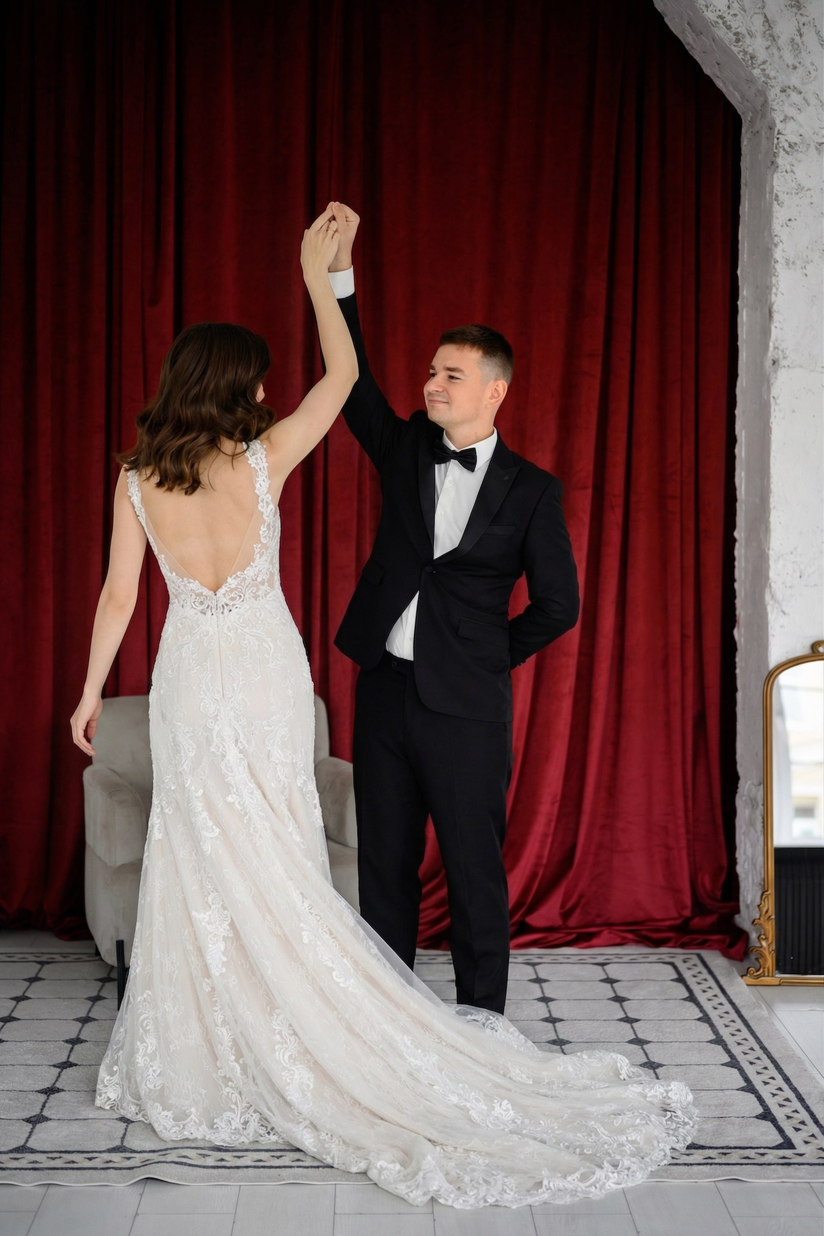 Выбор свадебного фотографа - один из самых важных шагов в подготовке к свадьбе. Именно фотографии помогут сохранить в памяти самые яркие моменты этого замечательного события. В Красноярске есть множество талантливых профессионалов, способных запечатлеть вашу любовь и счастье на фотографиях.Свадебная фотосессия в Красноярске может проходить как на природе, так и в уютных интерьерах. Город обладает живописными местами, идеальными для создания романтических снимков. Леса, реки, парки - все это станет прекрасным фоном для ваших фотографий.Современные свадебные фотографы в Красноярске предлагают разнообразные стили и концепции съемки. Они помогут вам выбрать подходящий формат, который лучше всего отразит вашу индивидуальность и особенности отношений.Не забывайте, что свадебная фотосессия - это не только возможность получить красивые фотографии, но и отличный способ провести время вдвоем, наслаждаясь моментами радости и взаимной любви.Свадебный фотограф в Красноярске поможет вам создать уникальный и неповторимый альбом, который будет радовать вас и ваших потомков долгие годы. Доверьте эту ответственную задачу профессионалу, и вы останетесь довольны результатом.