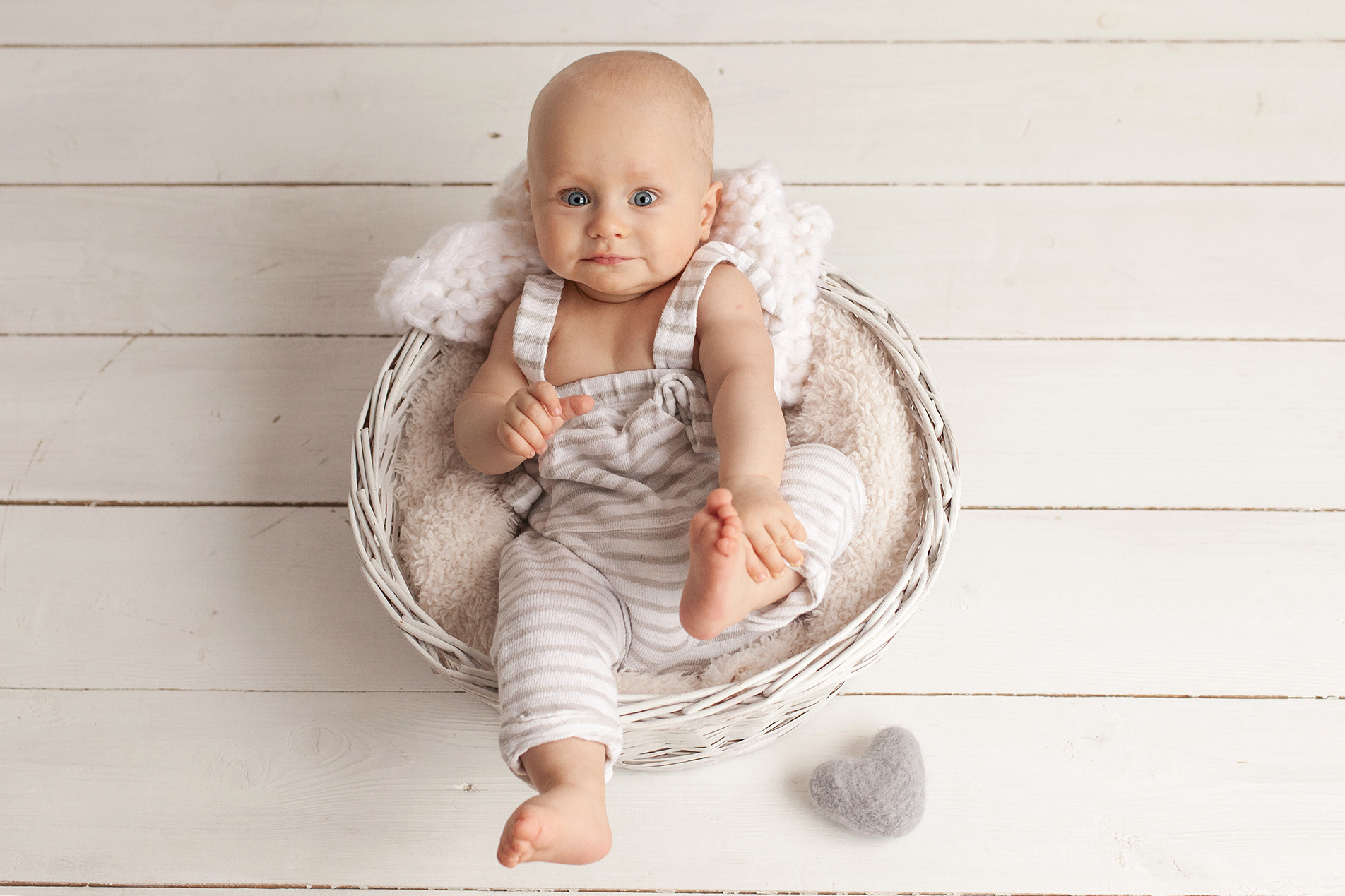 Первый день рождения малыша с тортиком и флажками. Детский фотограф в Самаре