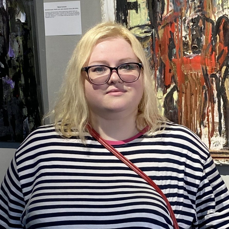 Инна Емельянова на выставке с картинами, Inna Emelyanova at an exhibition with her paintings, Իննա Եմելյանովան ցուցահանդեսում՝ իր նկարների հետ