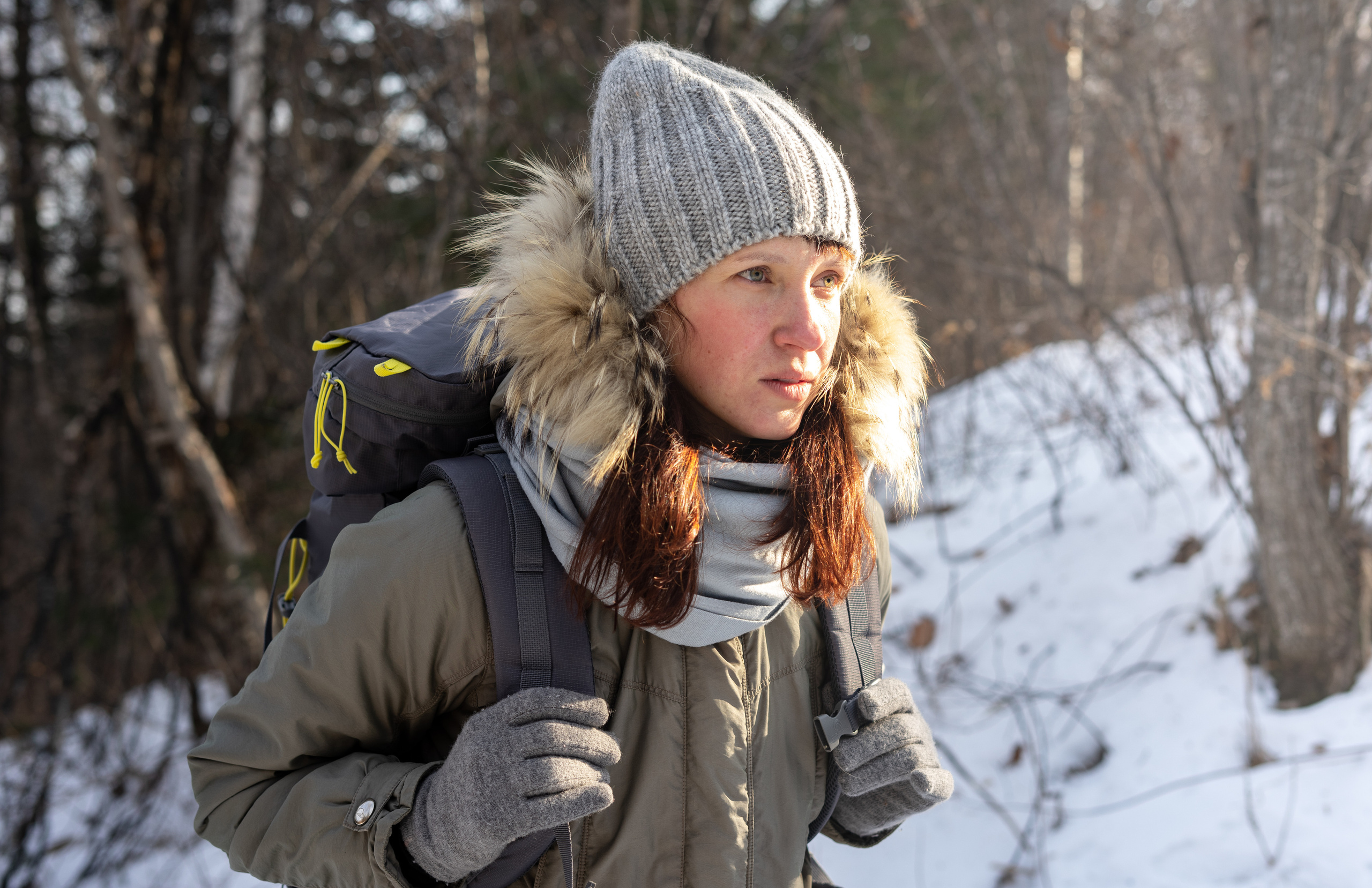 Девушка турист в зимнем лесу. Купить коммерческие фотографии для использования в дизайне и рекламе