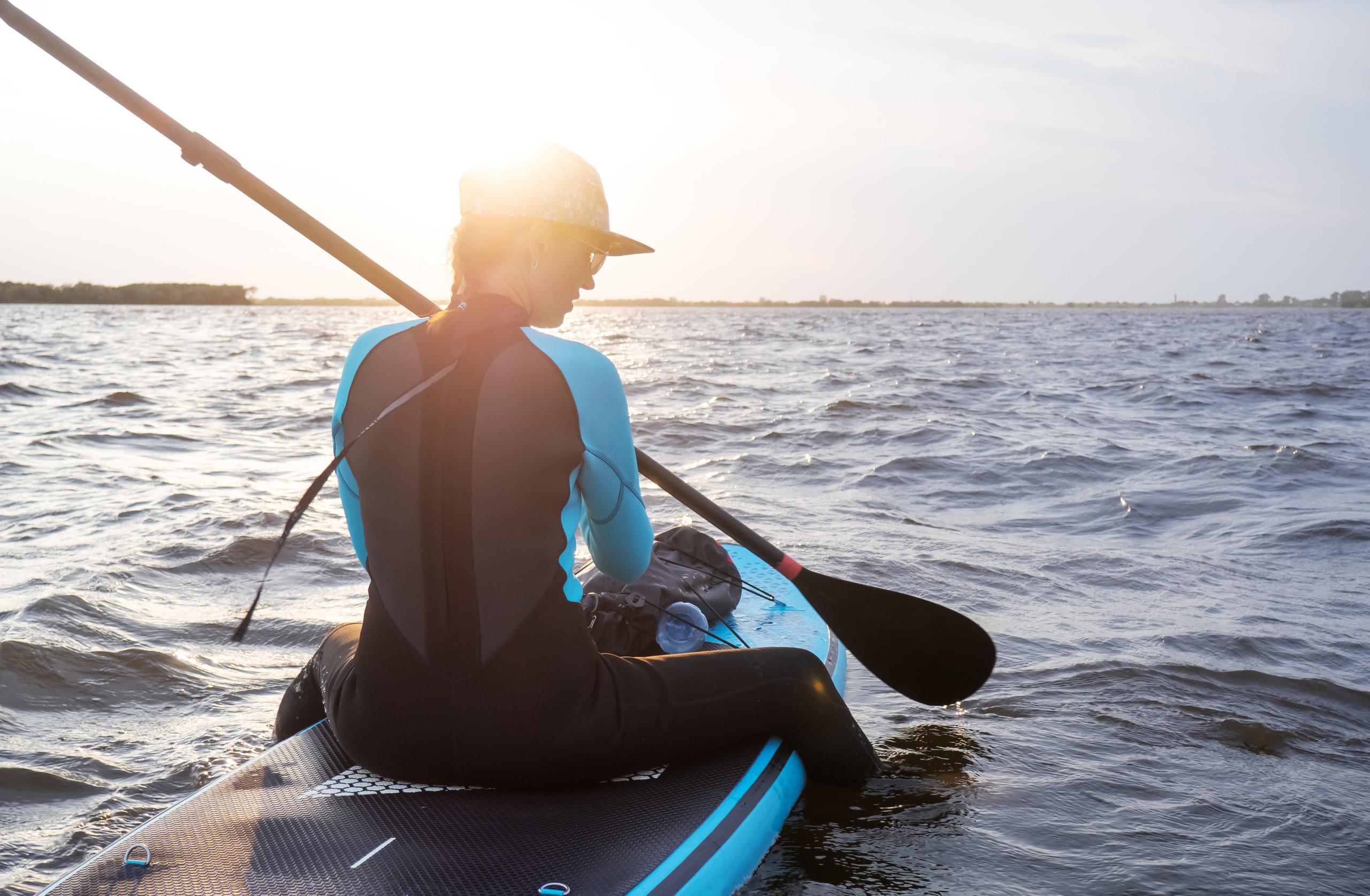 Девушка на SUP-борде. Купить коммерческие фотографии для использования в дизайне и рекламе