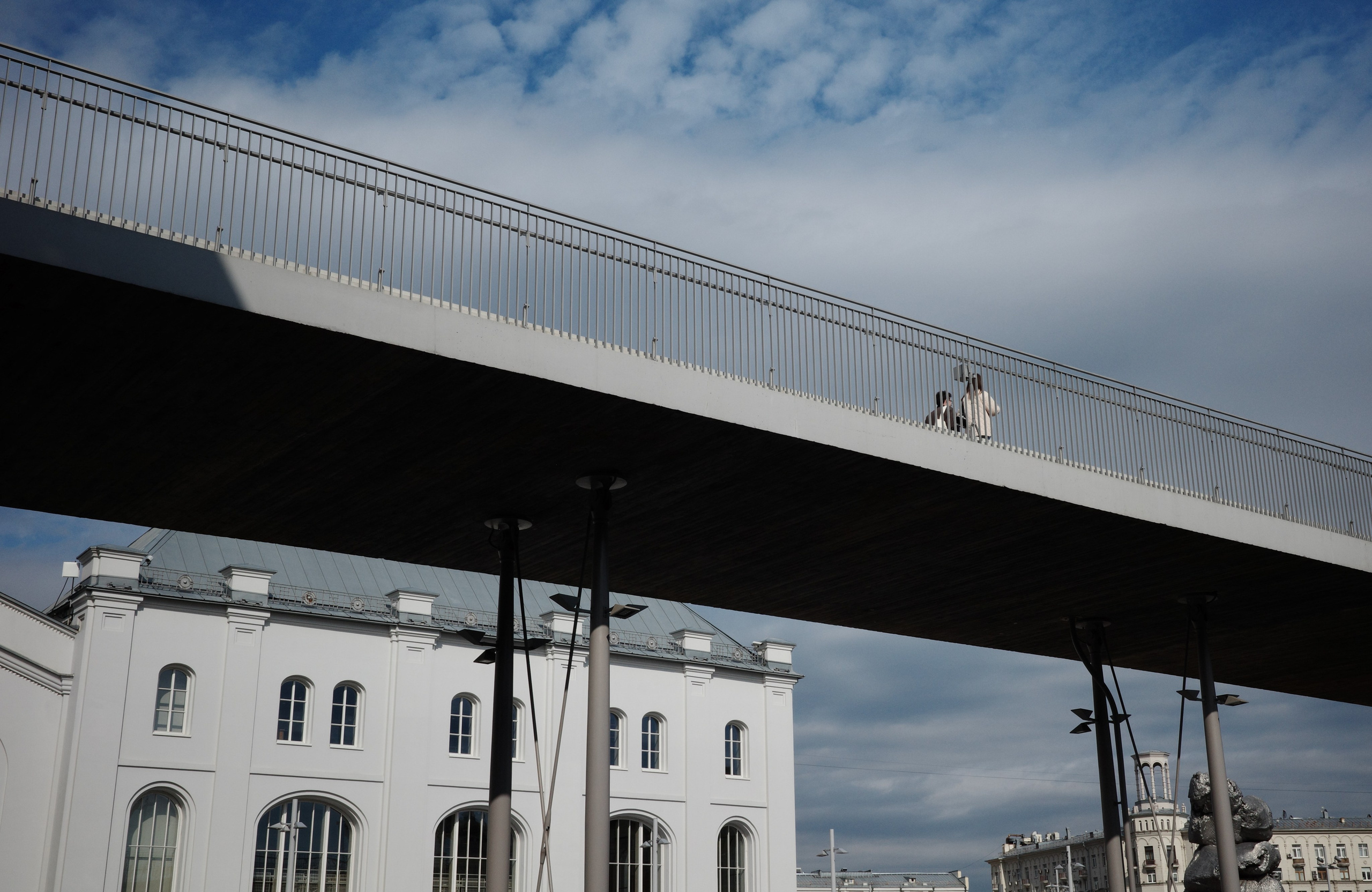 Москва начала мая: подготовка к 9 мая, ГЭС-2, набережные, Пречистенка и Храм Христа Спасителя. Проект «Фотокладовка»: блог уличной фотографии в формате street photo