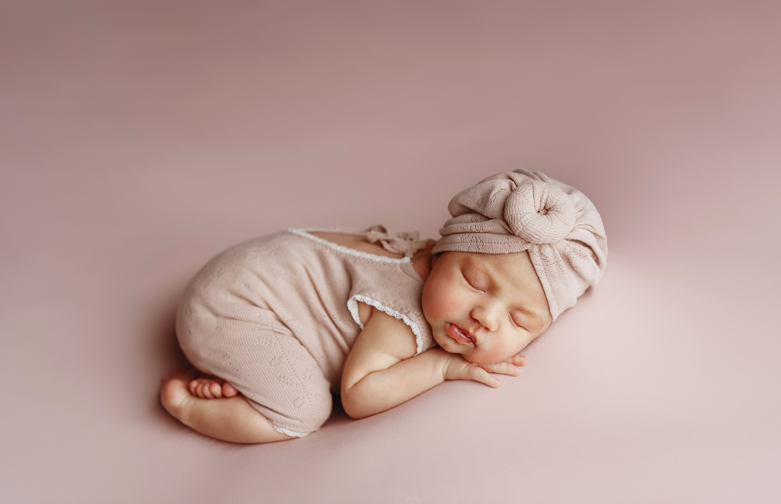 Фотосессия новорожденного в классическом стиле. Фотограф новорожденных в Ялте