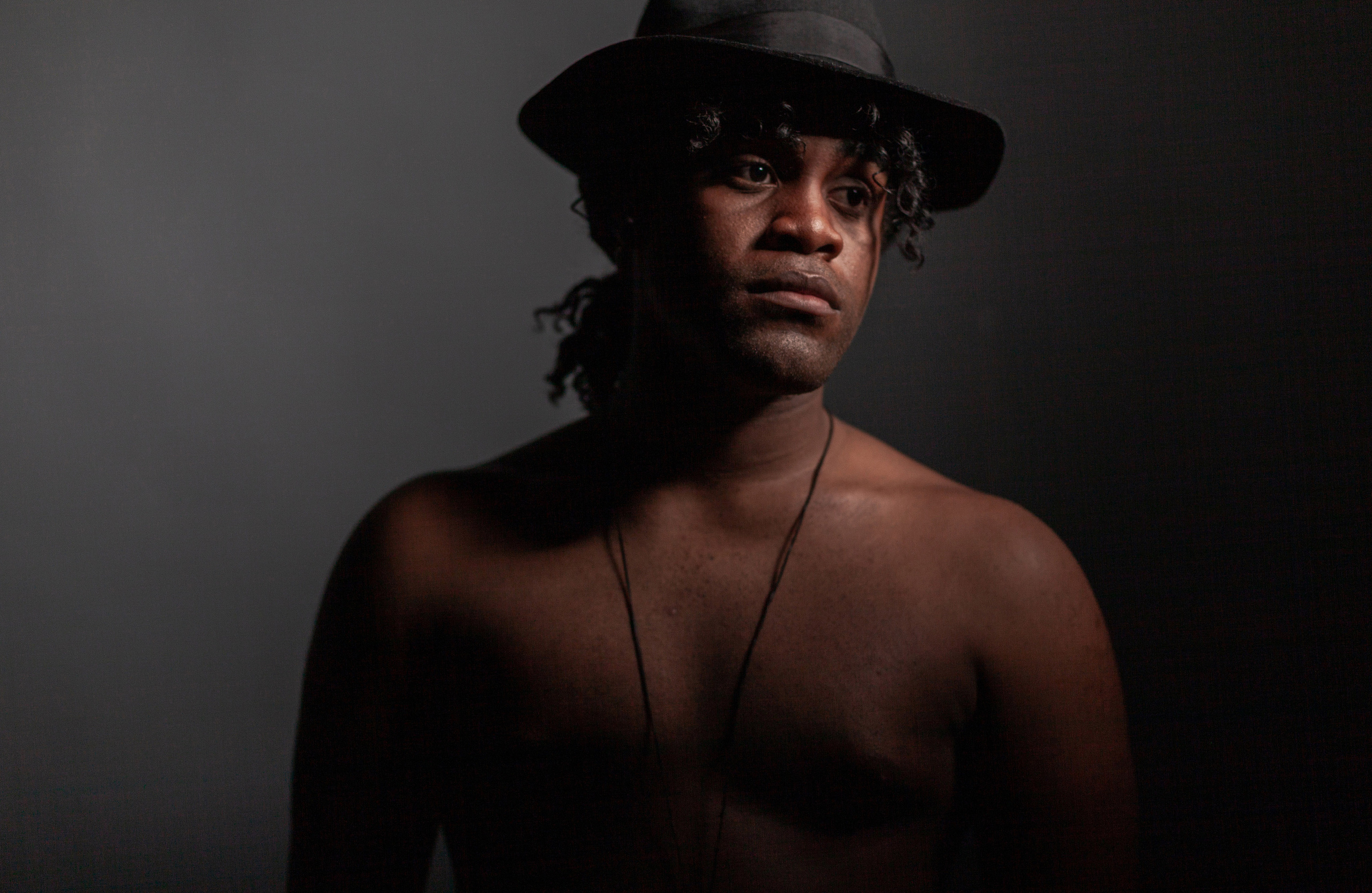 Низкий ключ (Low-Key) в фотографии: полное руководство по съемке и настройкам