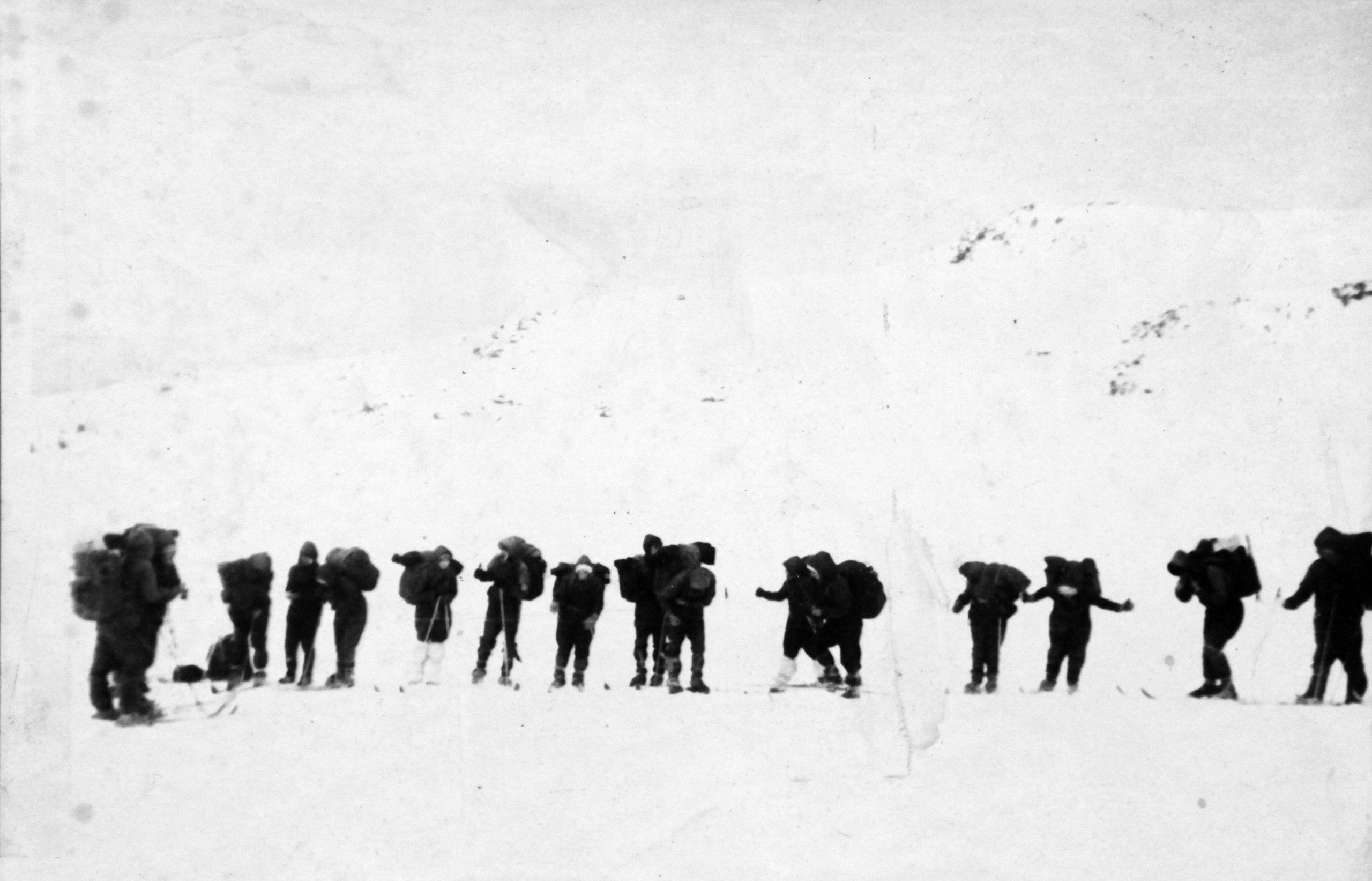 А мне б дороги далекие и маршруты нелегкие (1983). Фотограф Эдуард Алмадаков
