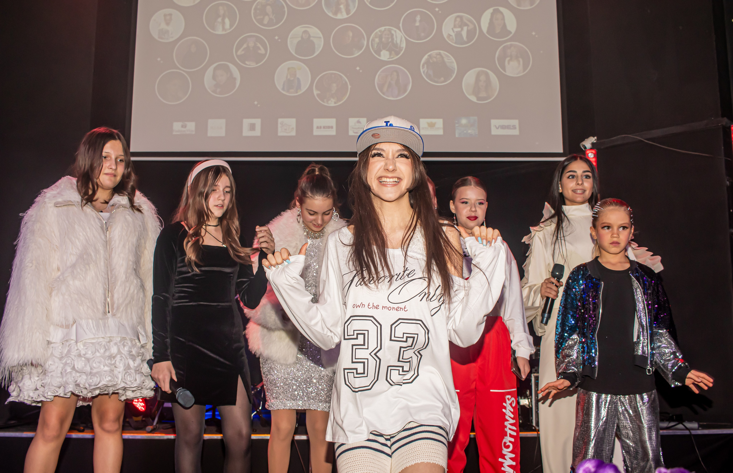 Участники Blogger Snow Party 2025 на сцене — фотограф Карасёва Елена