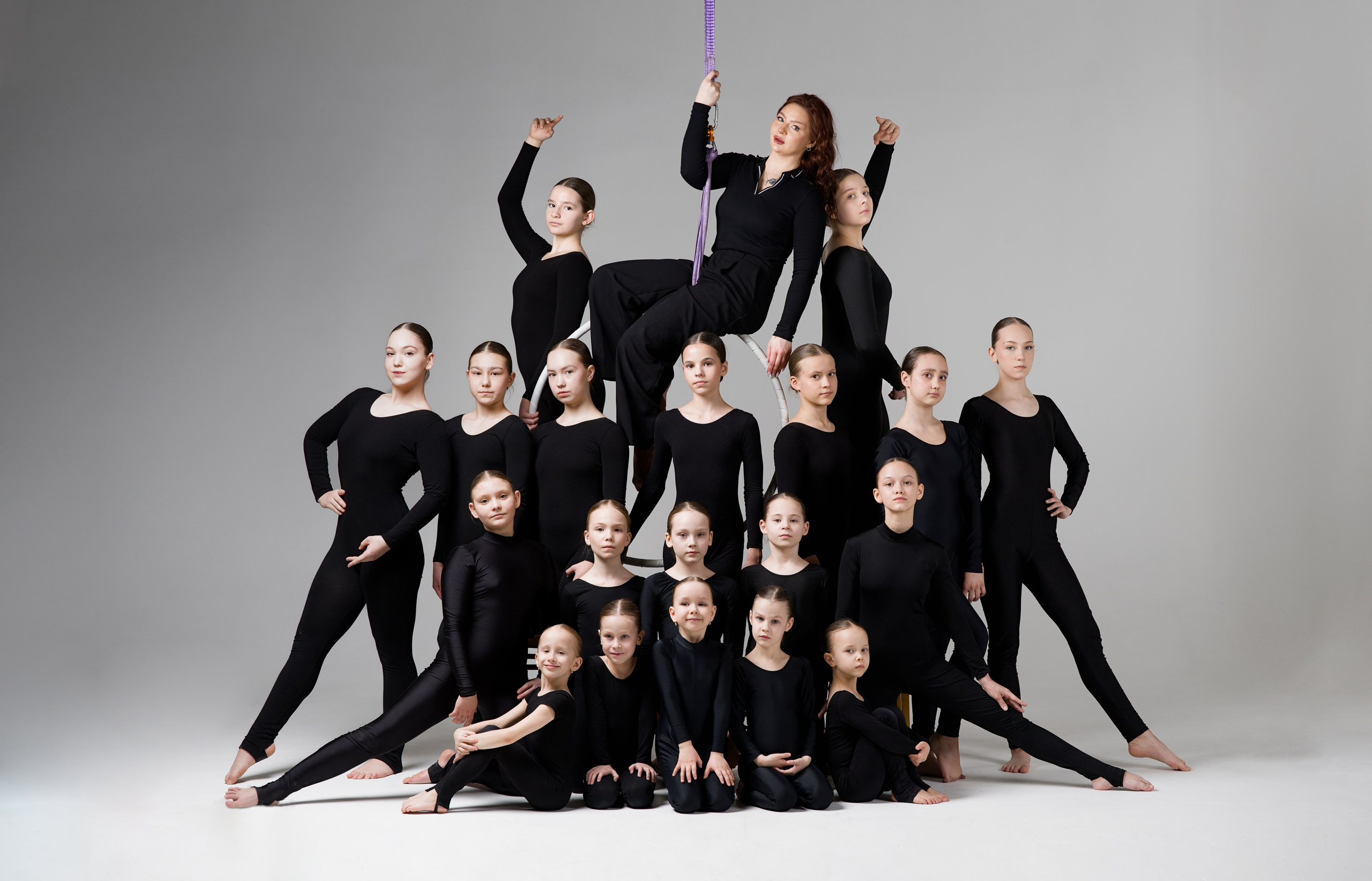 Групповое фото коллектива по воздушной гимнастике на белой циклораме, спортивный фотограф Тюмень