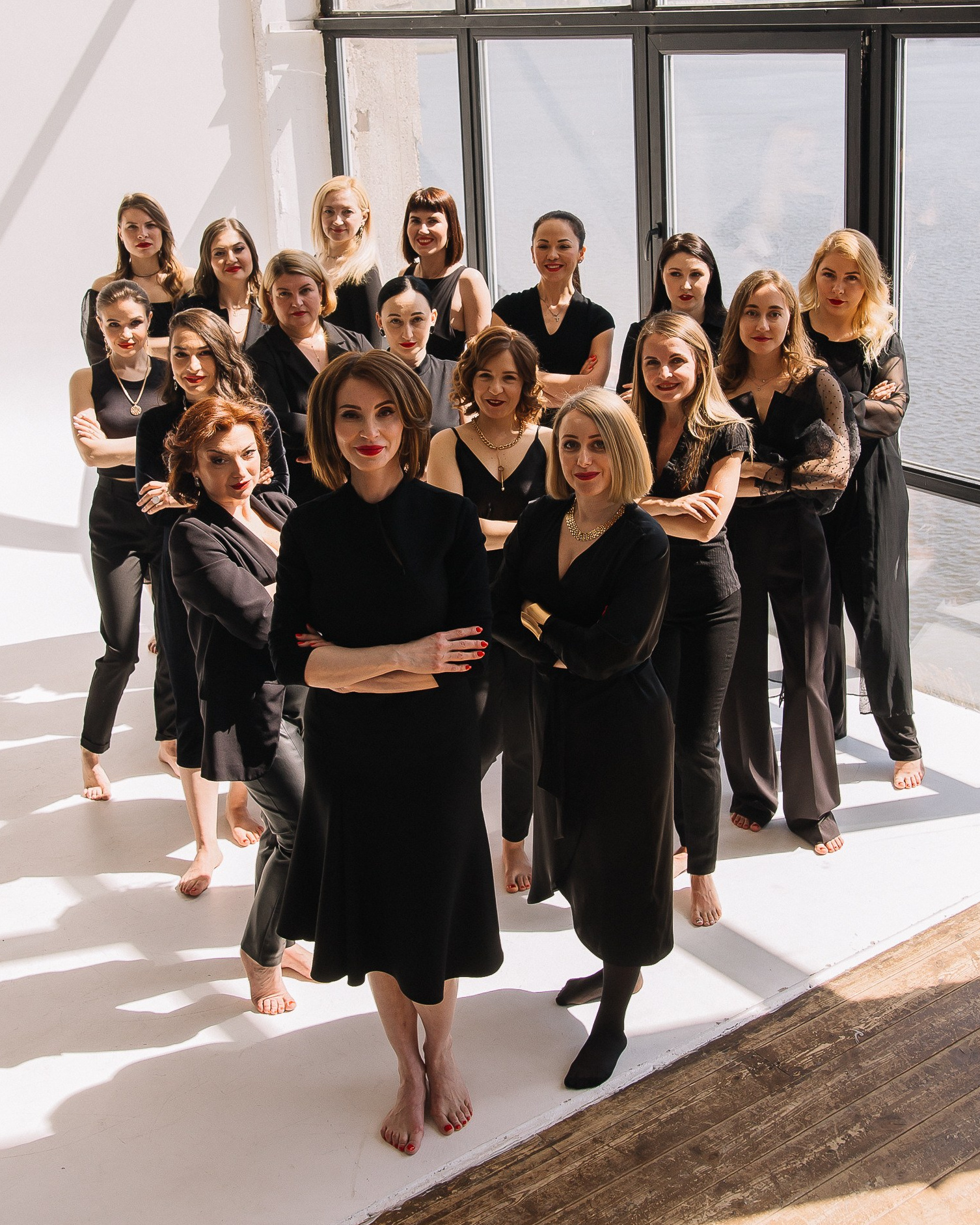 Групповой портрет для женского сообщества. Фотограф Ольга Кудрявцева. Профессиональная фотосъёмка в Калининграде