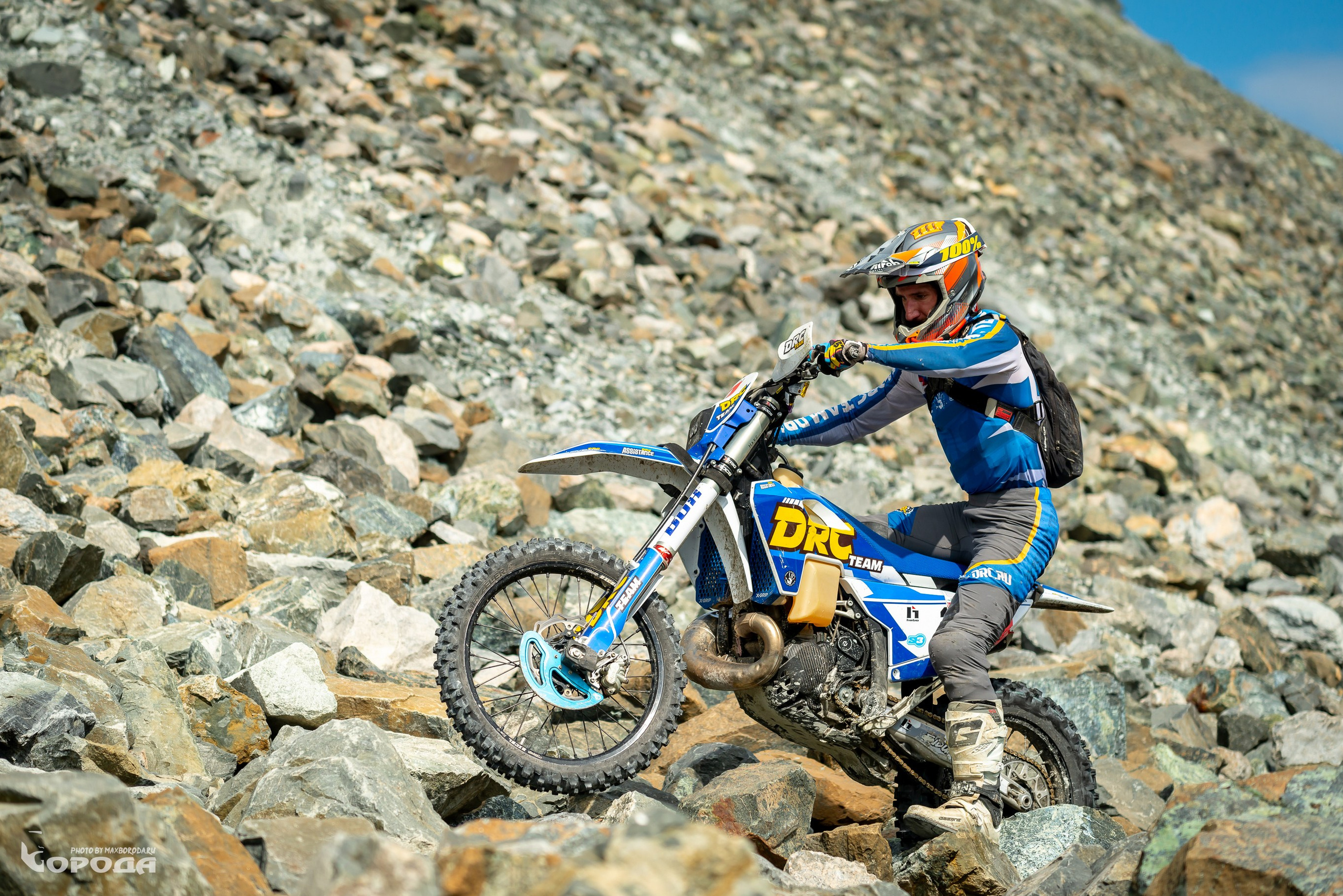 Спортсмен на эндуро DRC Team покоряет экстремальный каменистый маршрут.