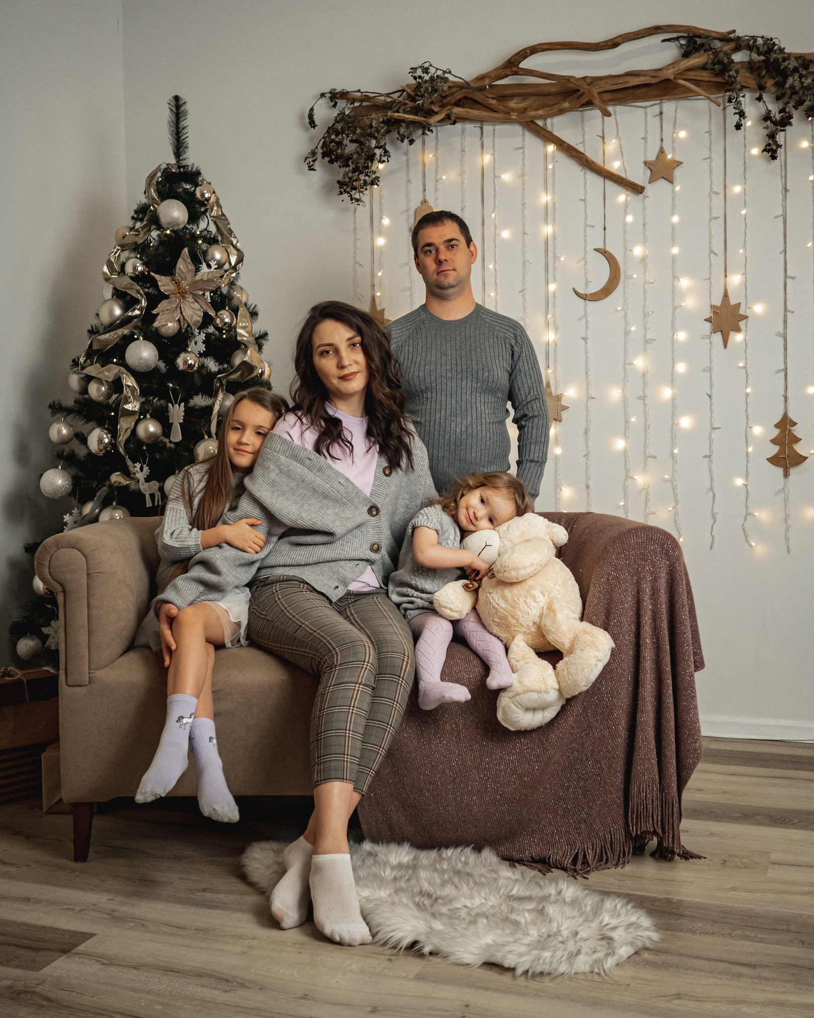 Семейная фотосессия в студии с фемели лук