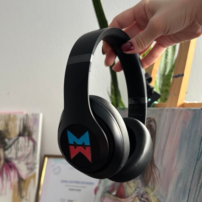 Авторская студия кастомизации одежды и аксессуаров — примеры работ с ручной росписью, индивидуальным дизайном и премиальным исполнением