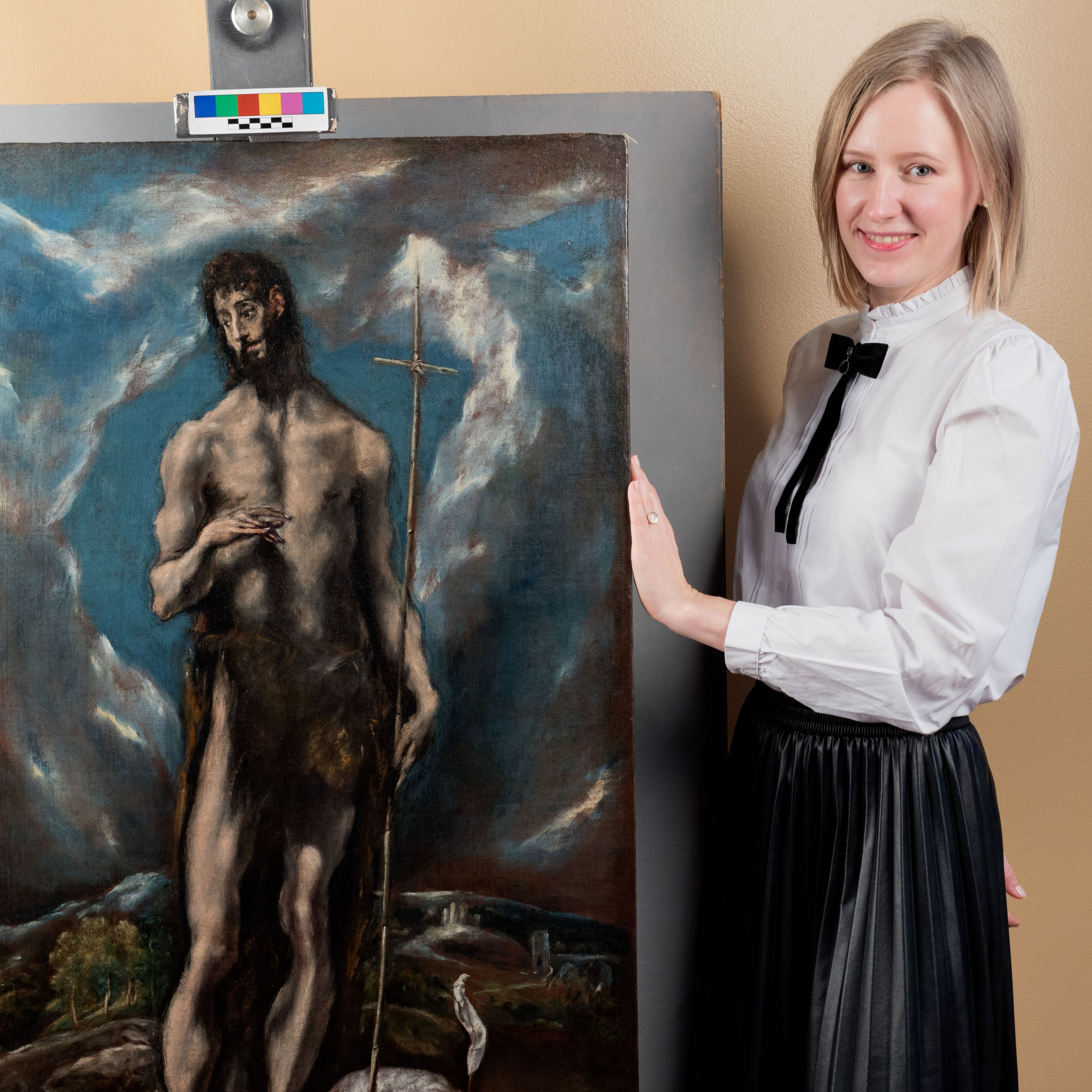 Опытный реставратор картин и икон, работающий в музее