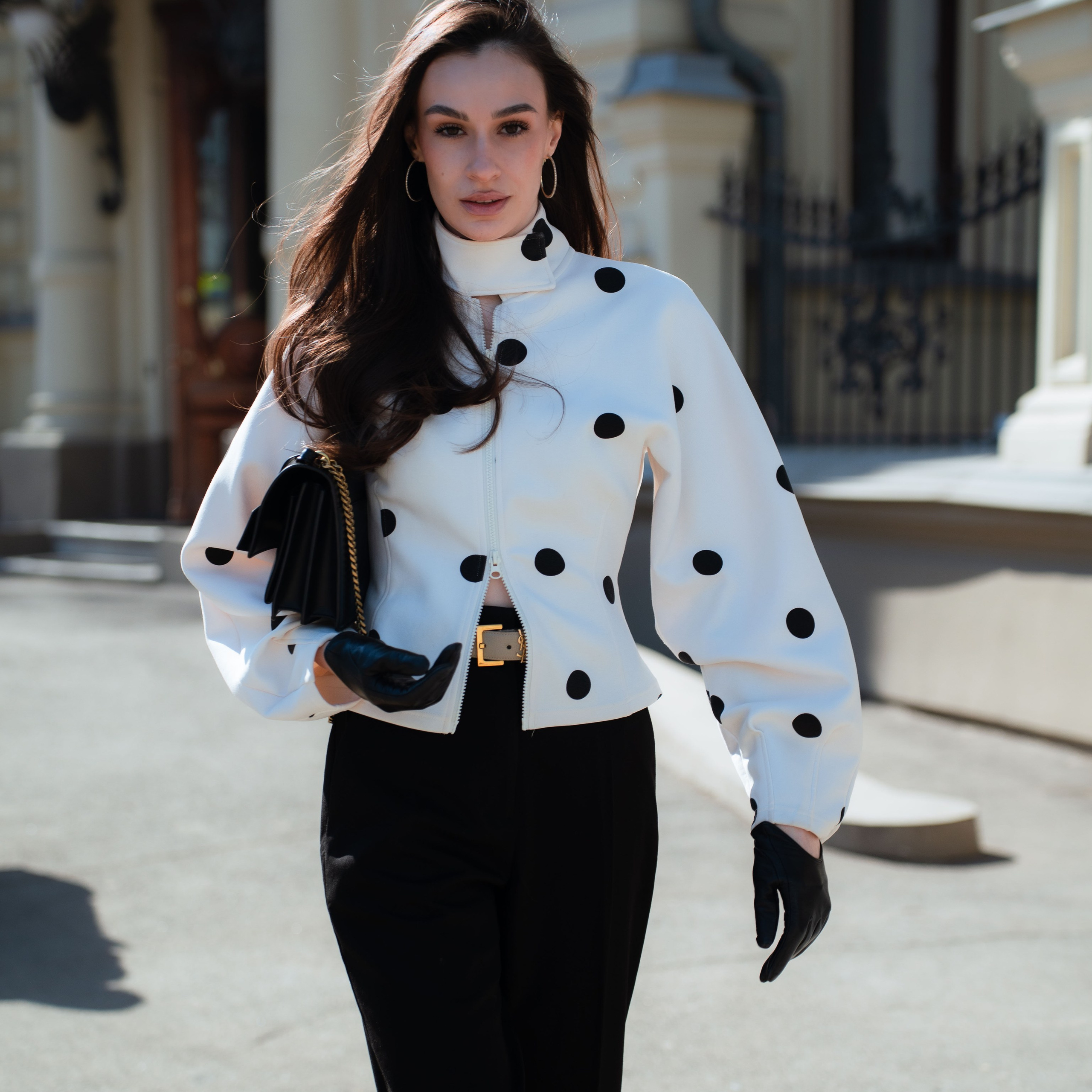 Уличная фотосессия в зимних локациях и шубе