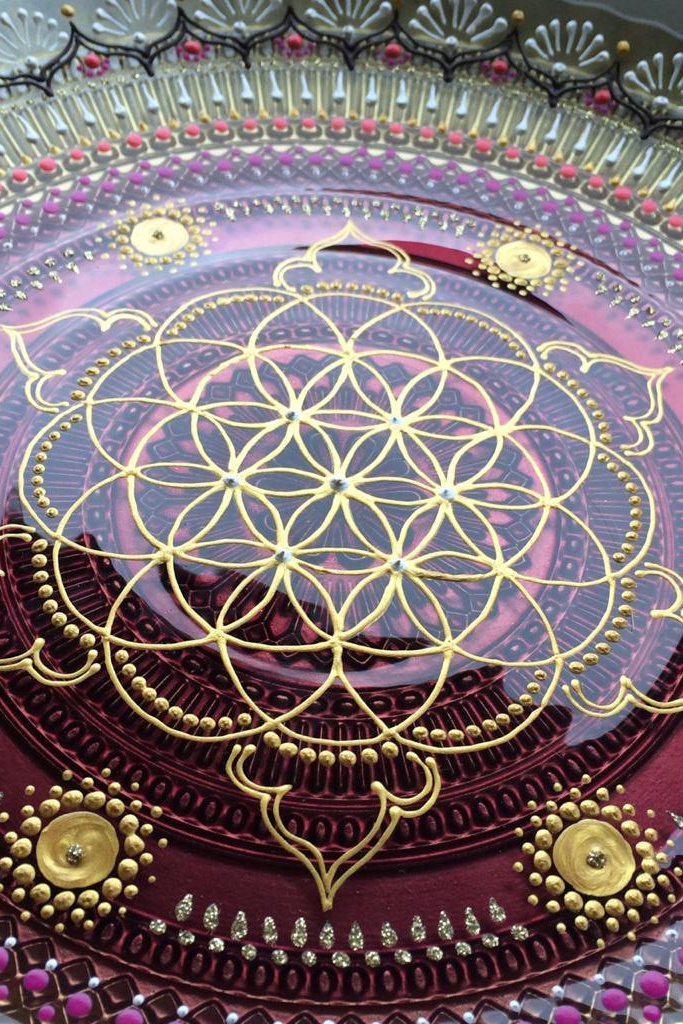 МАГАЗИН — «Мелодия любви» Мандала бордовая на тарелочке. Свет Мандал Светланы Филимоновой