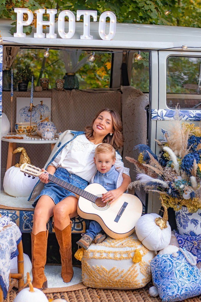 семейная фотосессия мама и ребёнок в фотозоне с декором и надписью PHOTO — фотограф Карасёва Елена