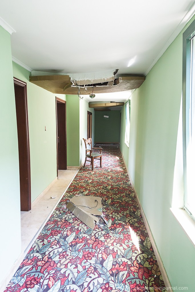 Заброшенный отель в Кемере. Фотограф Иван Губанов