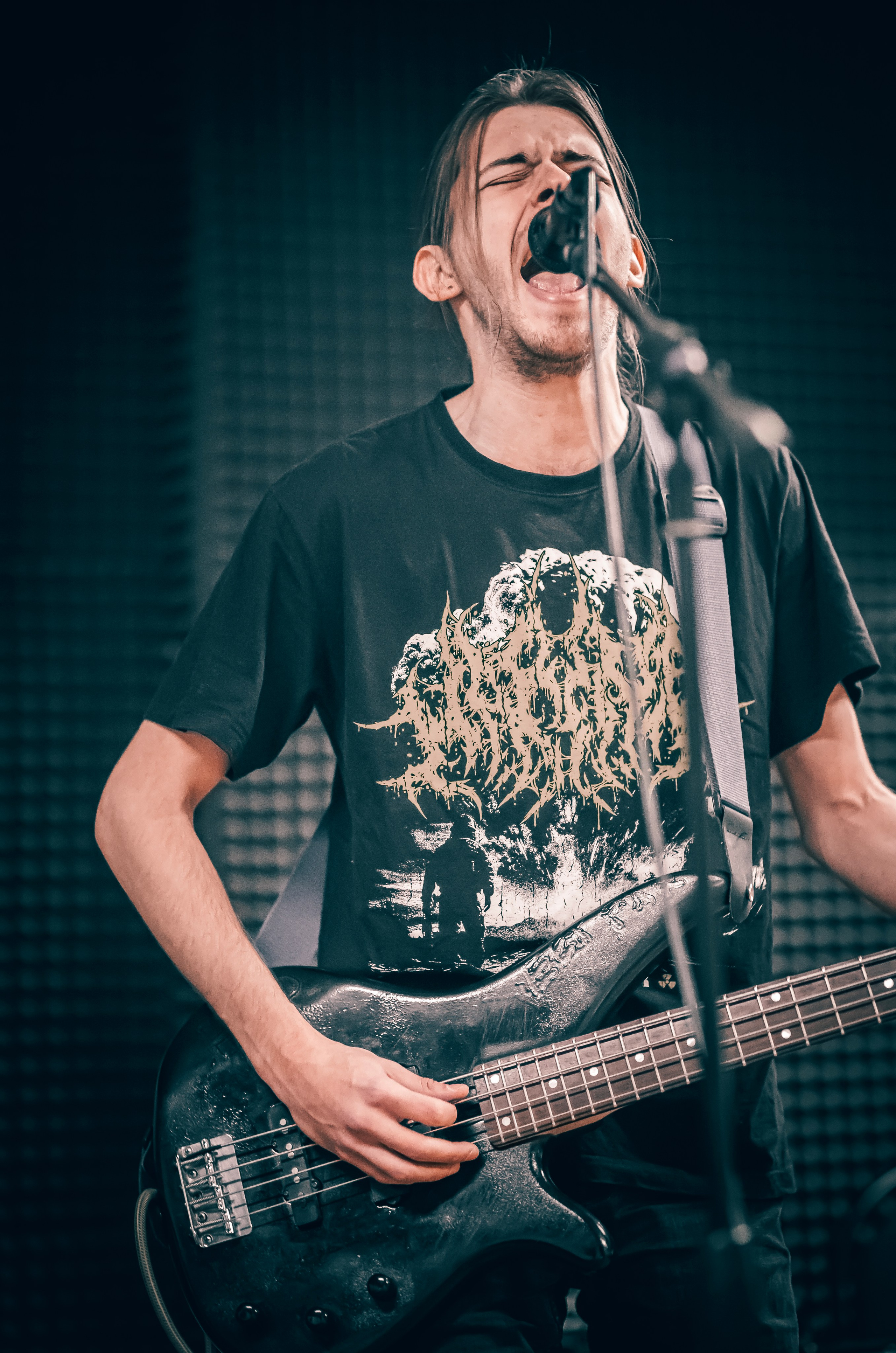 фото парня с гитарой , парень играет на гитаре, музыкант  