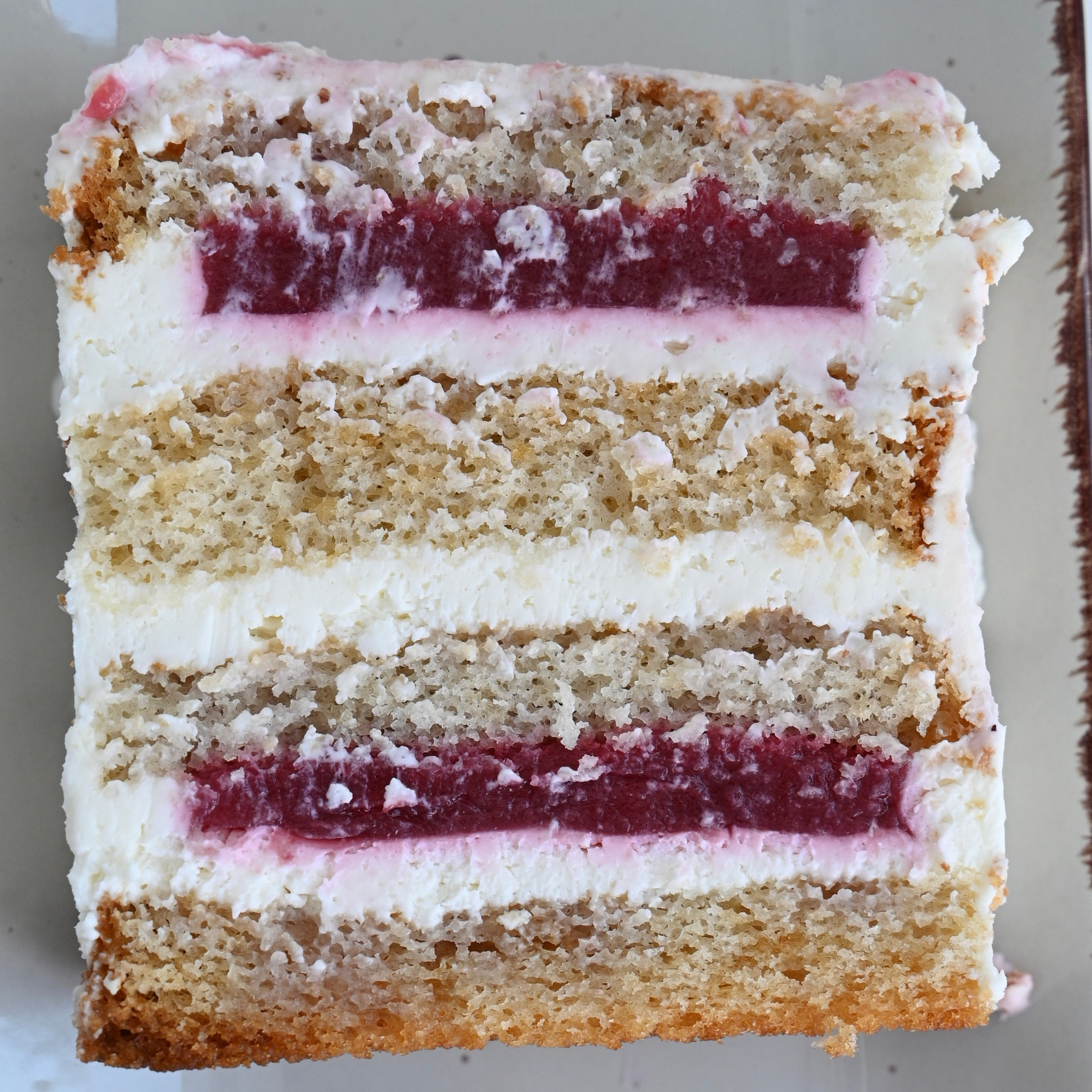Разрез торта Ванильный с ягодным конфитюром