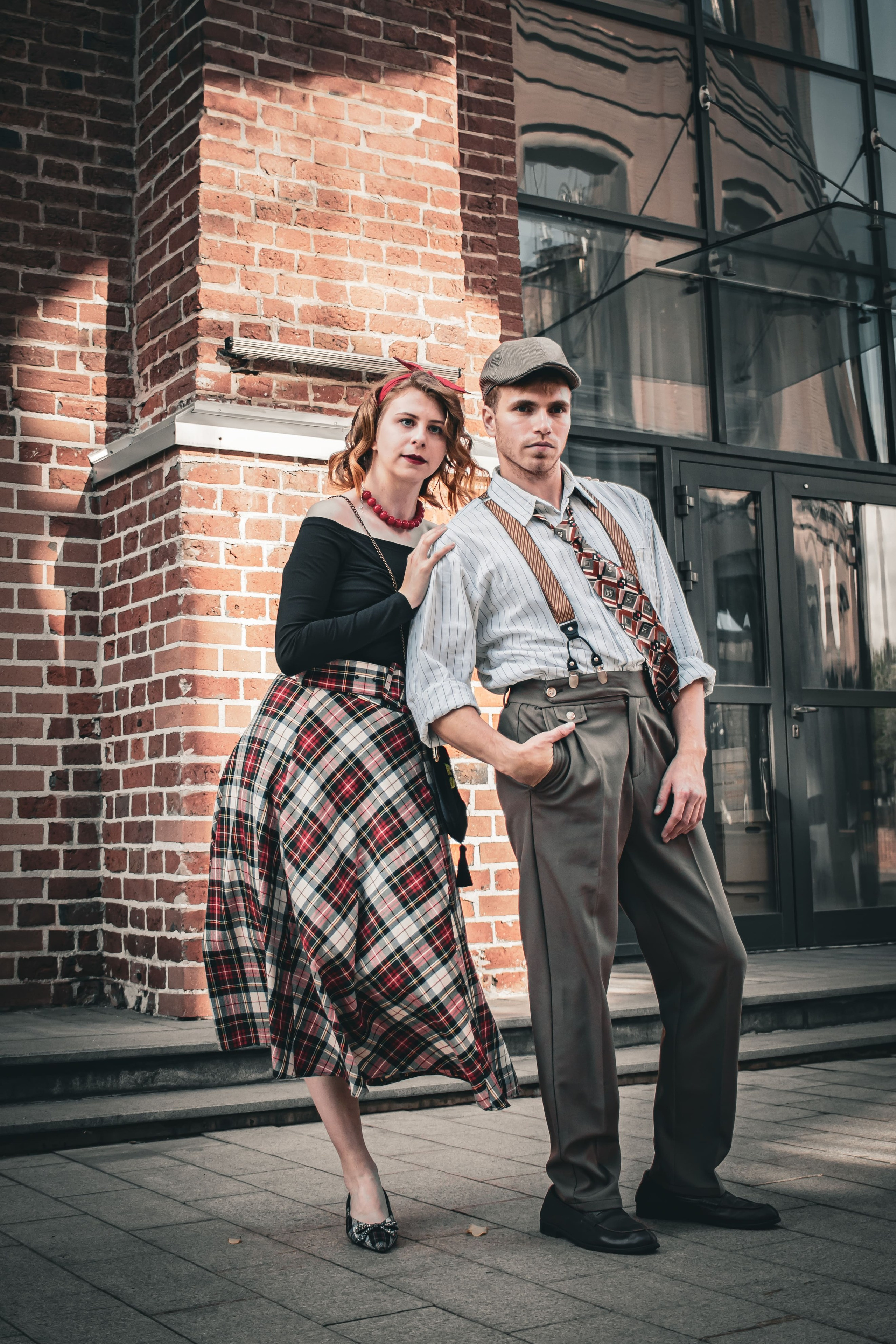влюблённая пара обнимается на городской улице, фотосессия Love Story в Москве, фотограф Карасёва Елена