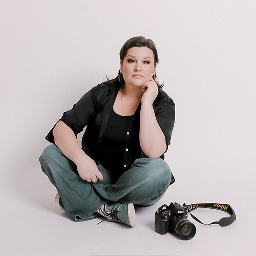 девушка фотограф профессионал с фотоаппаратом питер