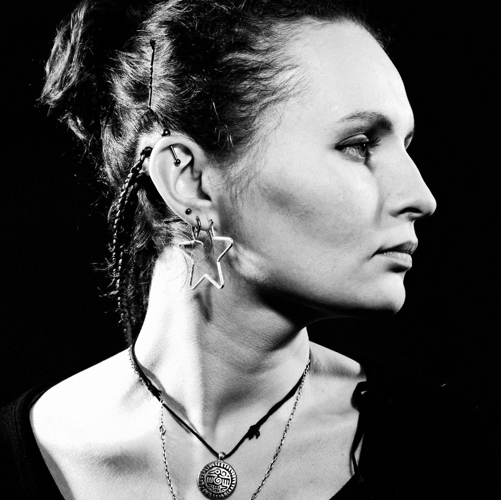 Чёрно-белый портрет женщины в профиль с драматичным светом — художественная чёрно-белая портретная съёмка.