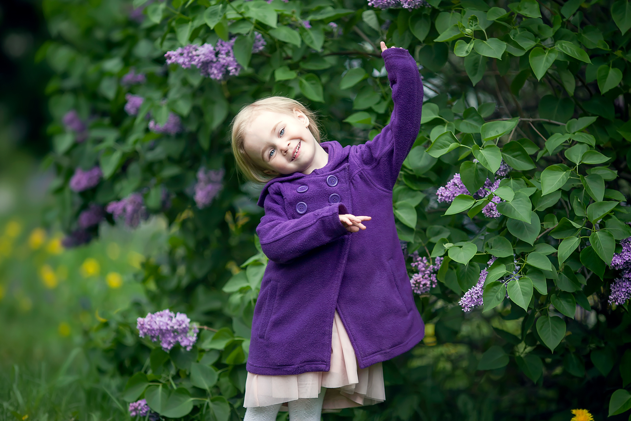 Детская фотосессия в цветущем сиреневом саду в Москве