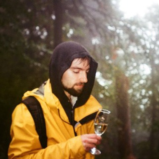 Девушка с лошадью на фоне горы