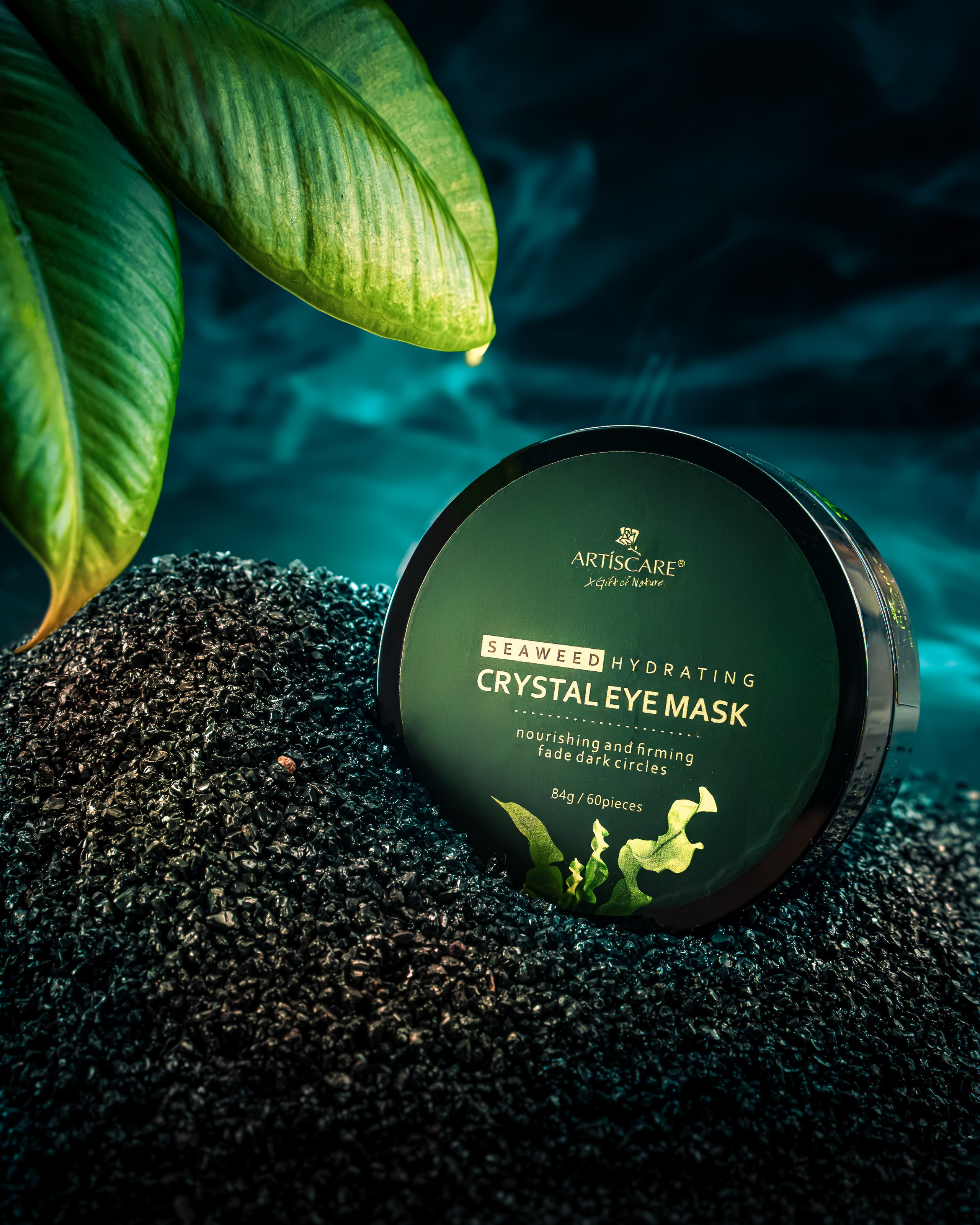 Рекламная съемка патчей для глаз в темном ключе